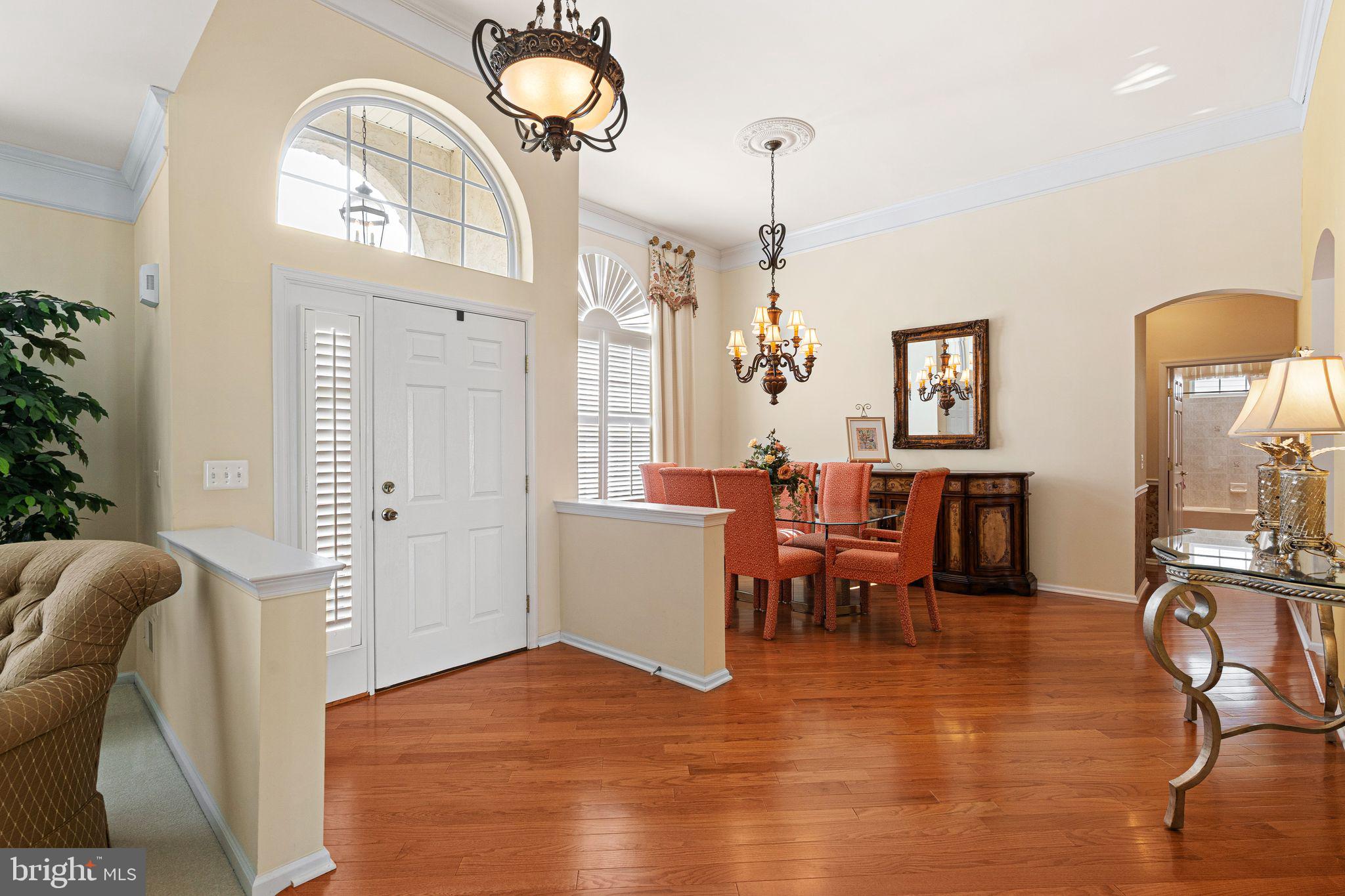 933 LAURENS LANE