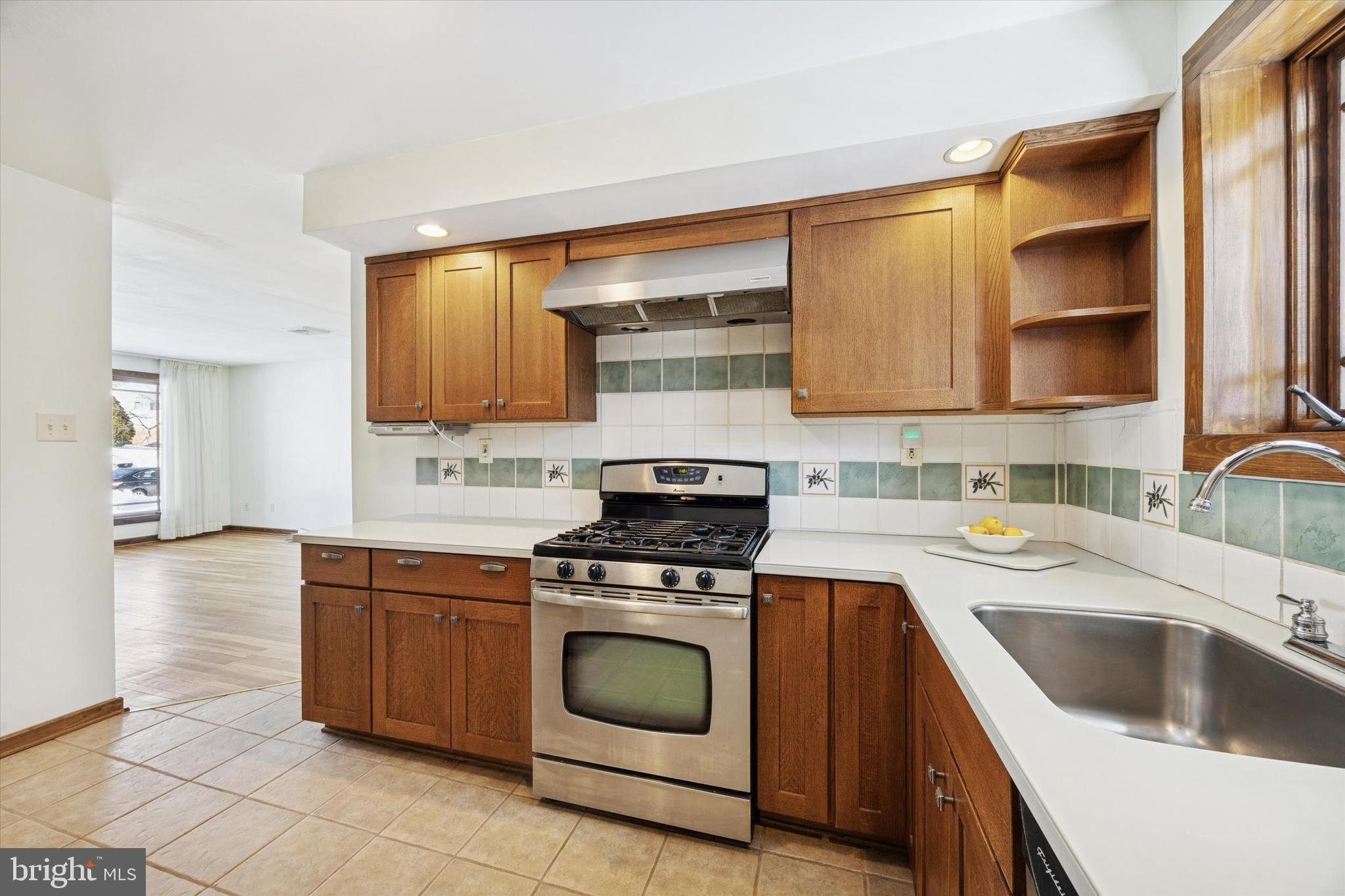 GLADSTONE MANOR - Residential