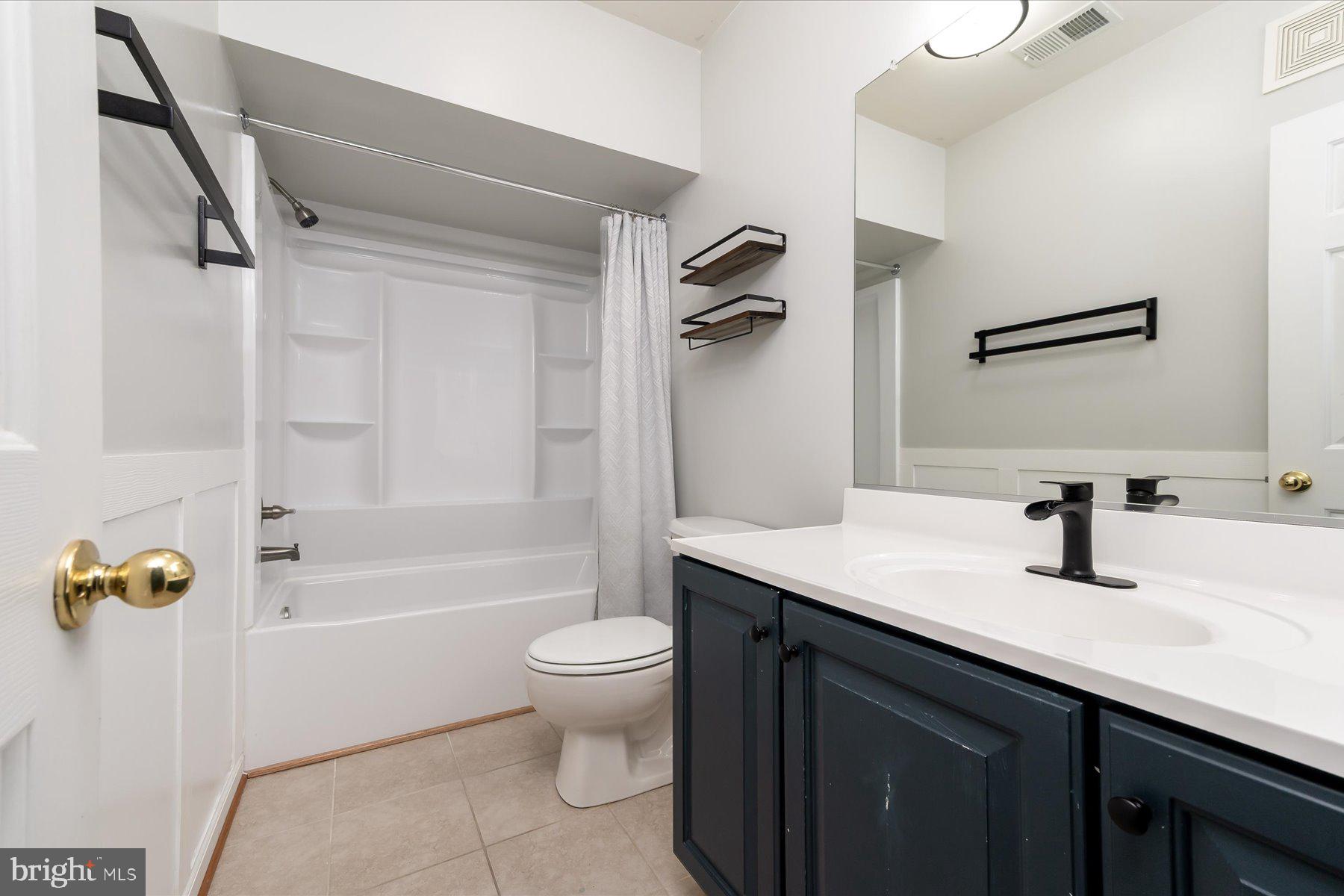 THE HIDEAWAY AT OLD ADMIRAL - Residential Lease