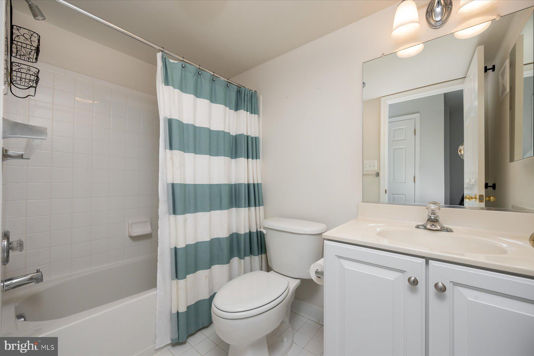 THE HIDEAWAY AT OLD ADMIRAL - Residential Lease