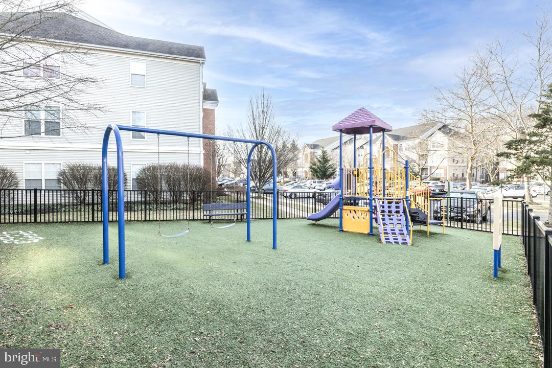 ISLAND CREEK - Residential Lease