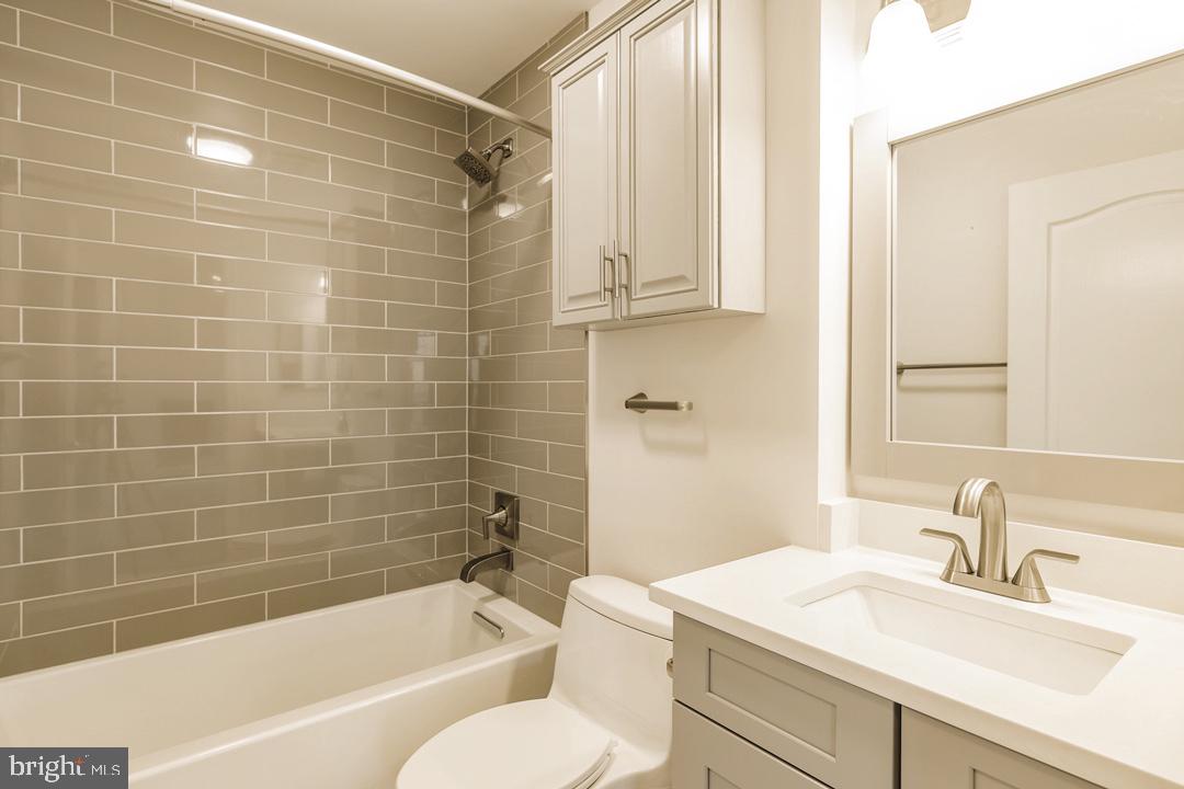 ISLAND CREEK - Residential Lease