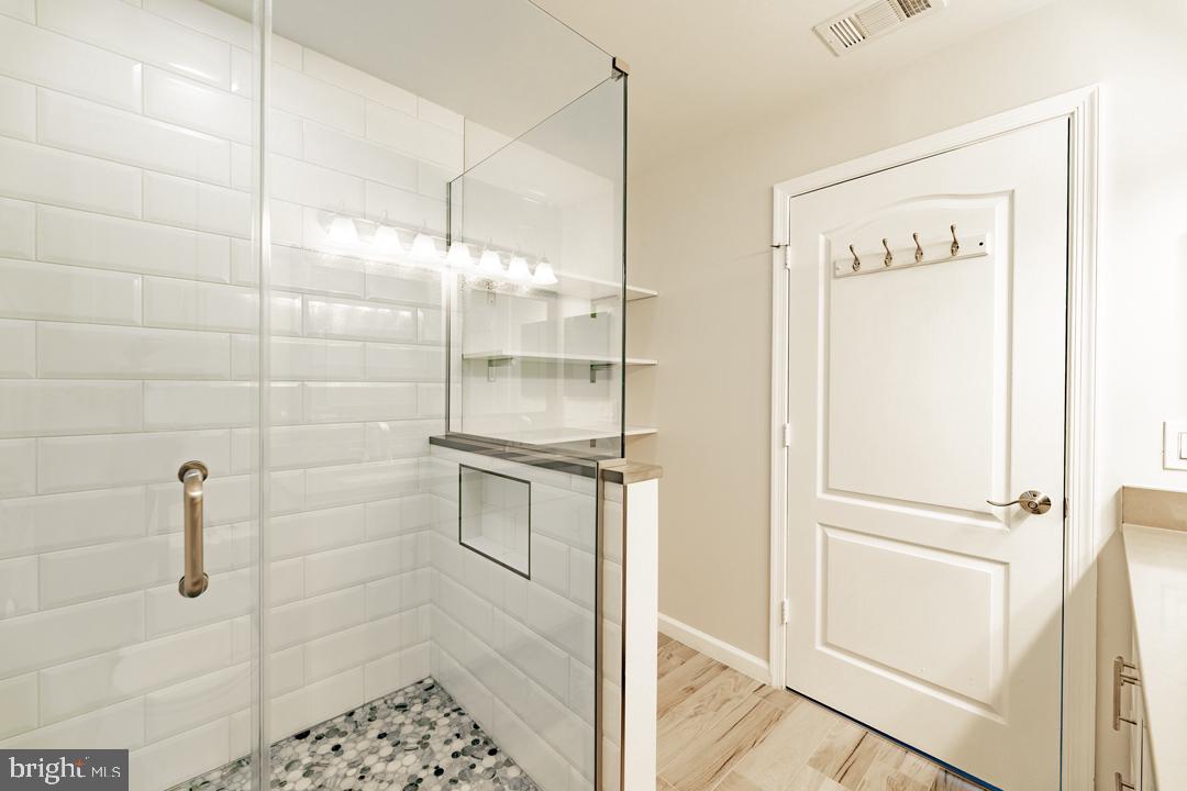 ISLAND CREEK - Residential Lease