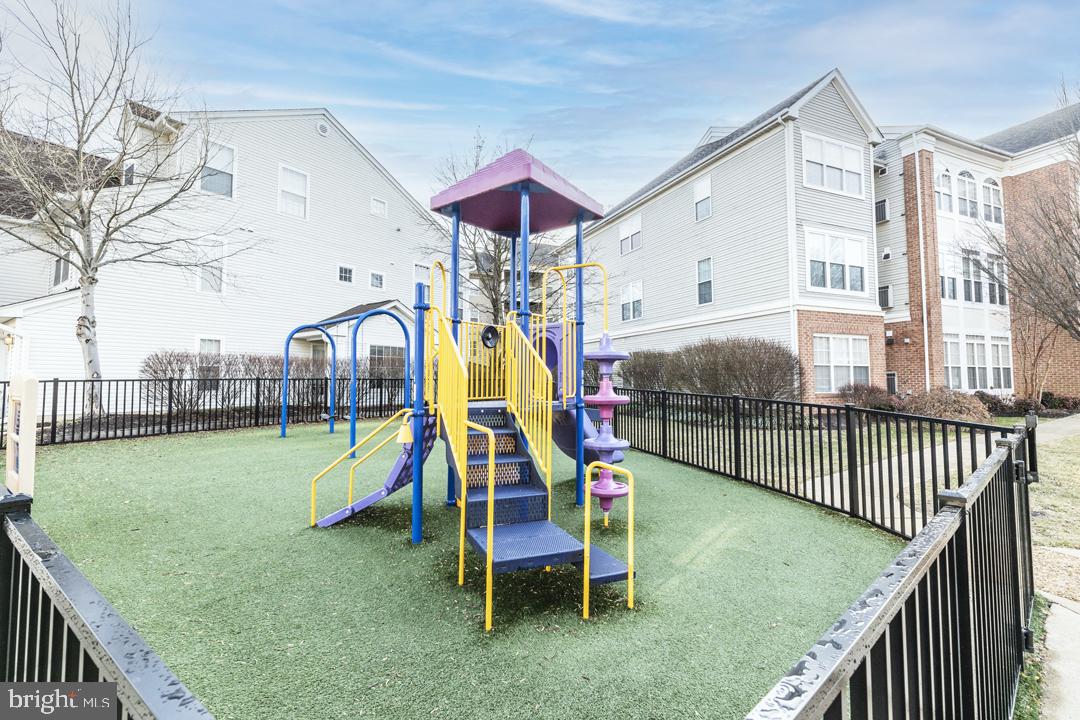 ISLAND CREEK - Residential Lease