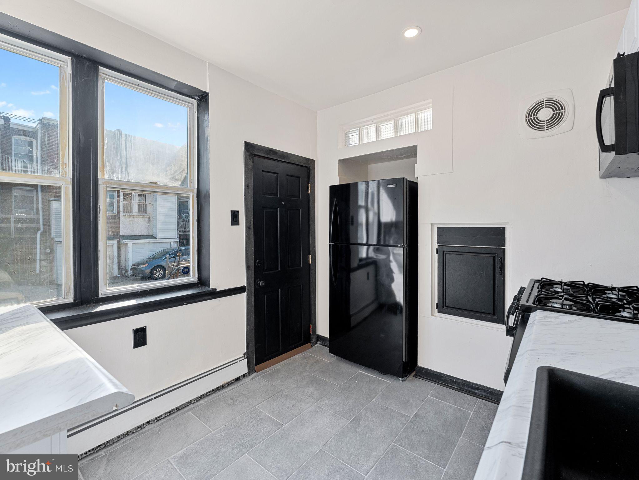 5807 N AMERICAN STREET