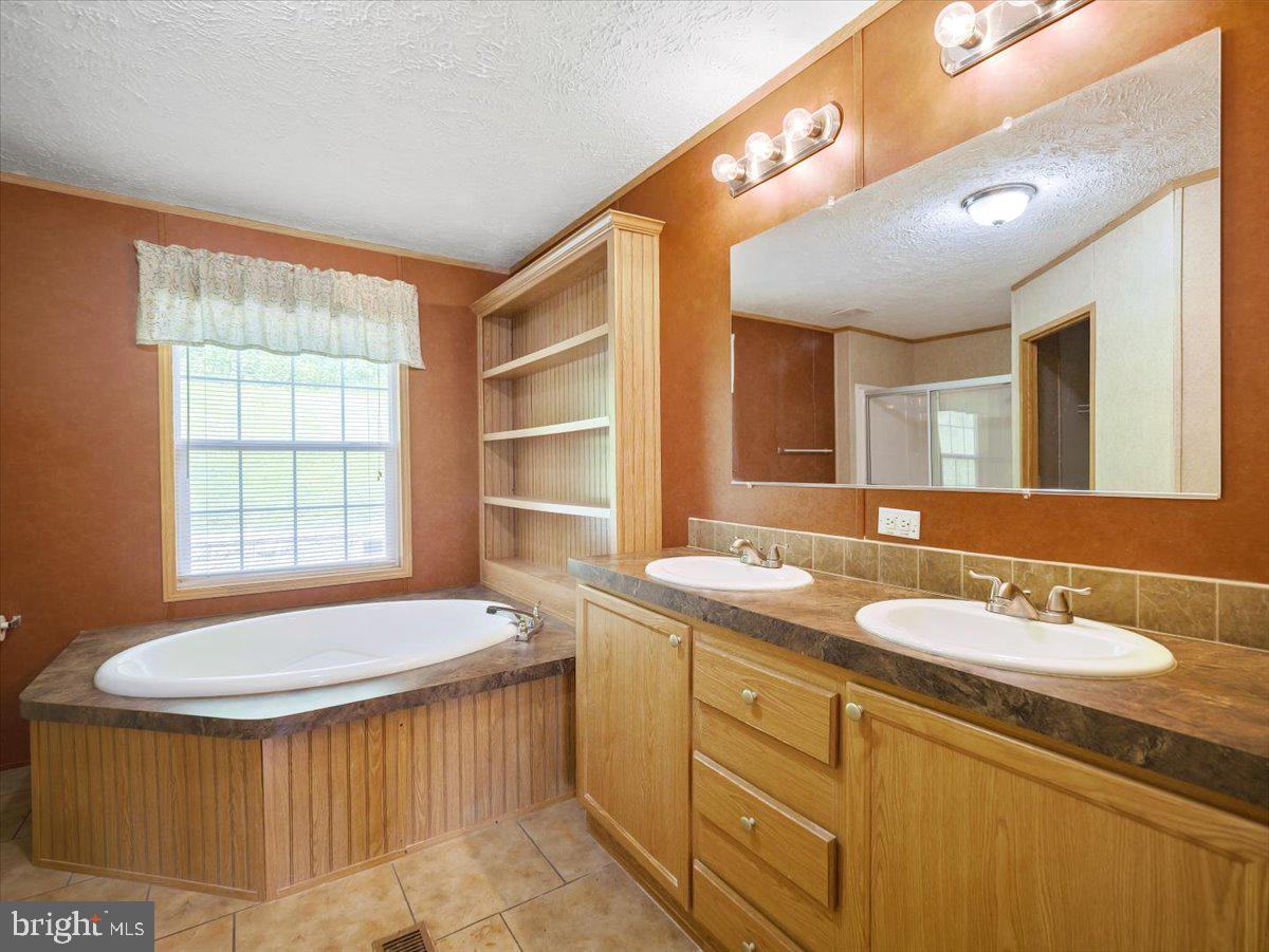 TULIP HILL - Residential