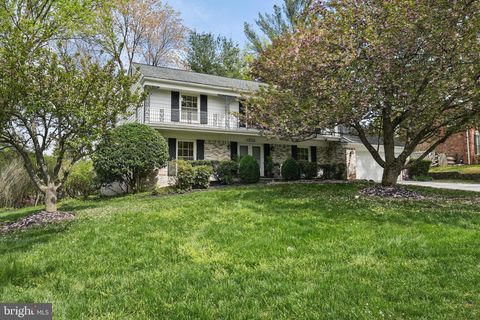 Photo of 12721 Huntsman Way, POTOMAC, MD 20854 (MLS # MDMC2175302)