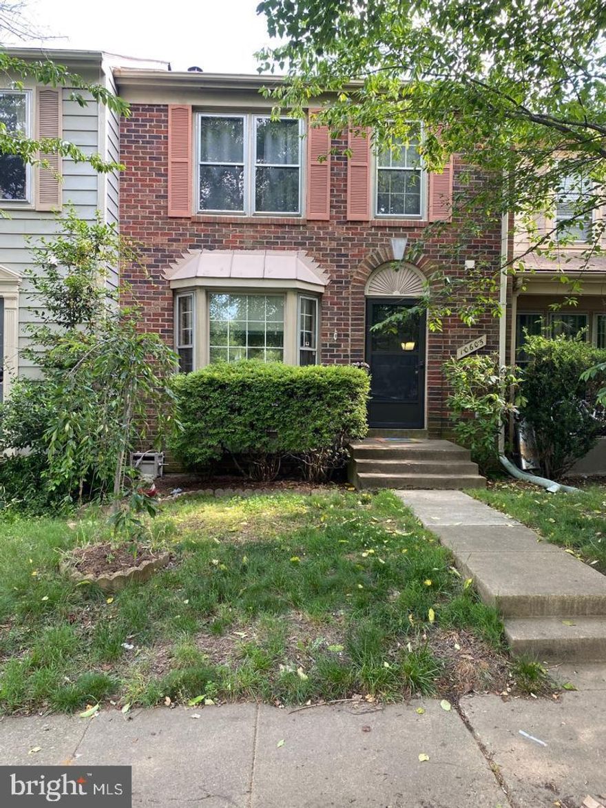 3 level townhome available for rent.  3 bedrooms, fresh paint, brand new carpet, rear deck, fully fenced in rear yard.  Assigned parking. Use this link to complete the rental app  https://apply.link/3UTO1Xn