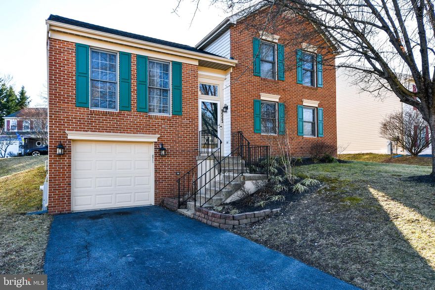 HUGE PRICE REDUCTION!!!! MOTIVATED SELLER!!!!
BRING YOUR OFFER!!!! WILL NOT LAST LONG!!!!
Well maintained beautiful split level with 3 bedrooms and 3 full bathrooms. 
Finished basement with attached garage and deck. 
Schedule a showing,  you will not be disappointed.