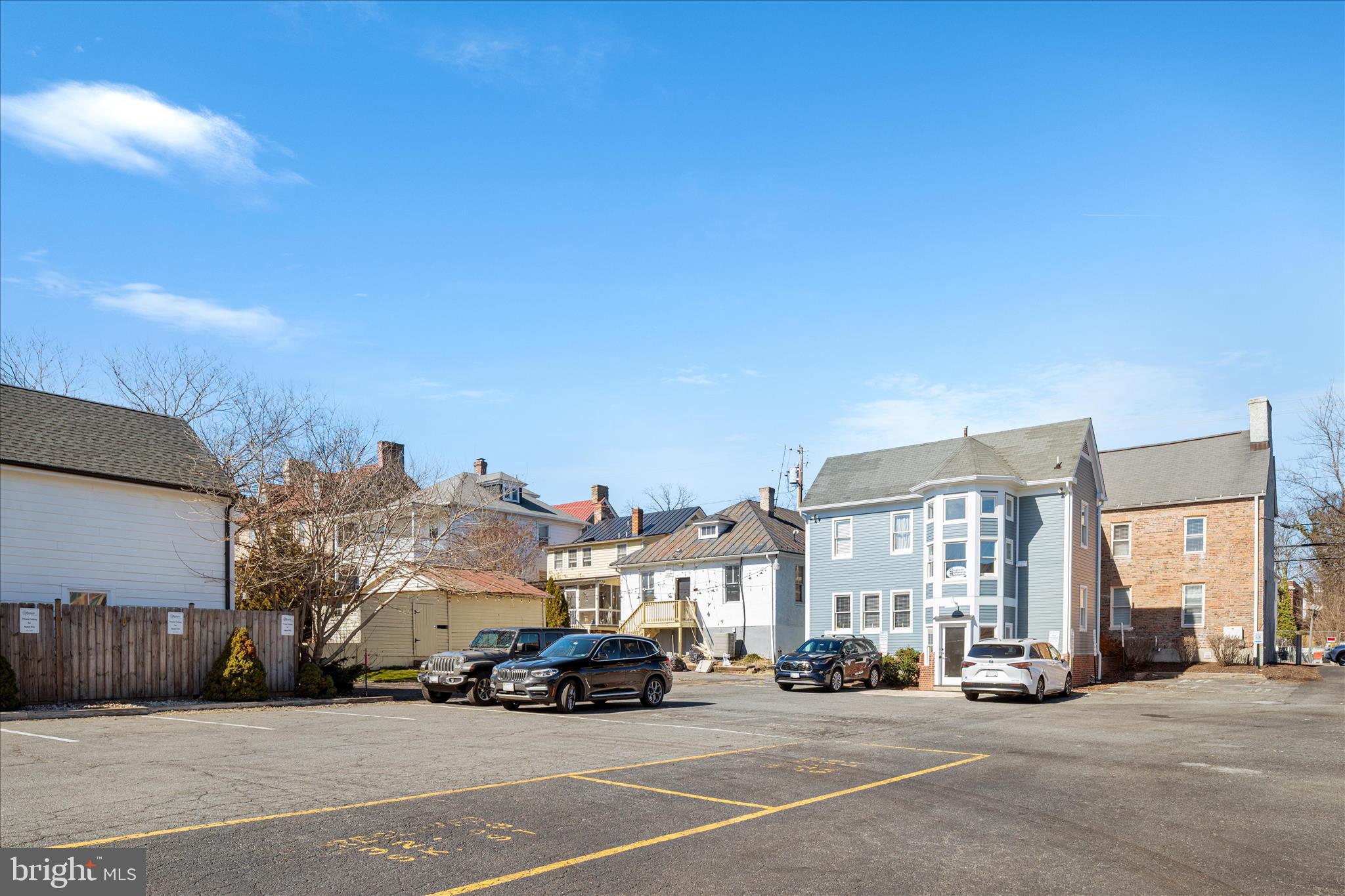 COLONIAL SQUARE - Commercial Sale