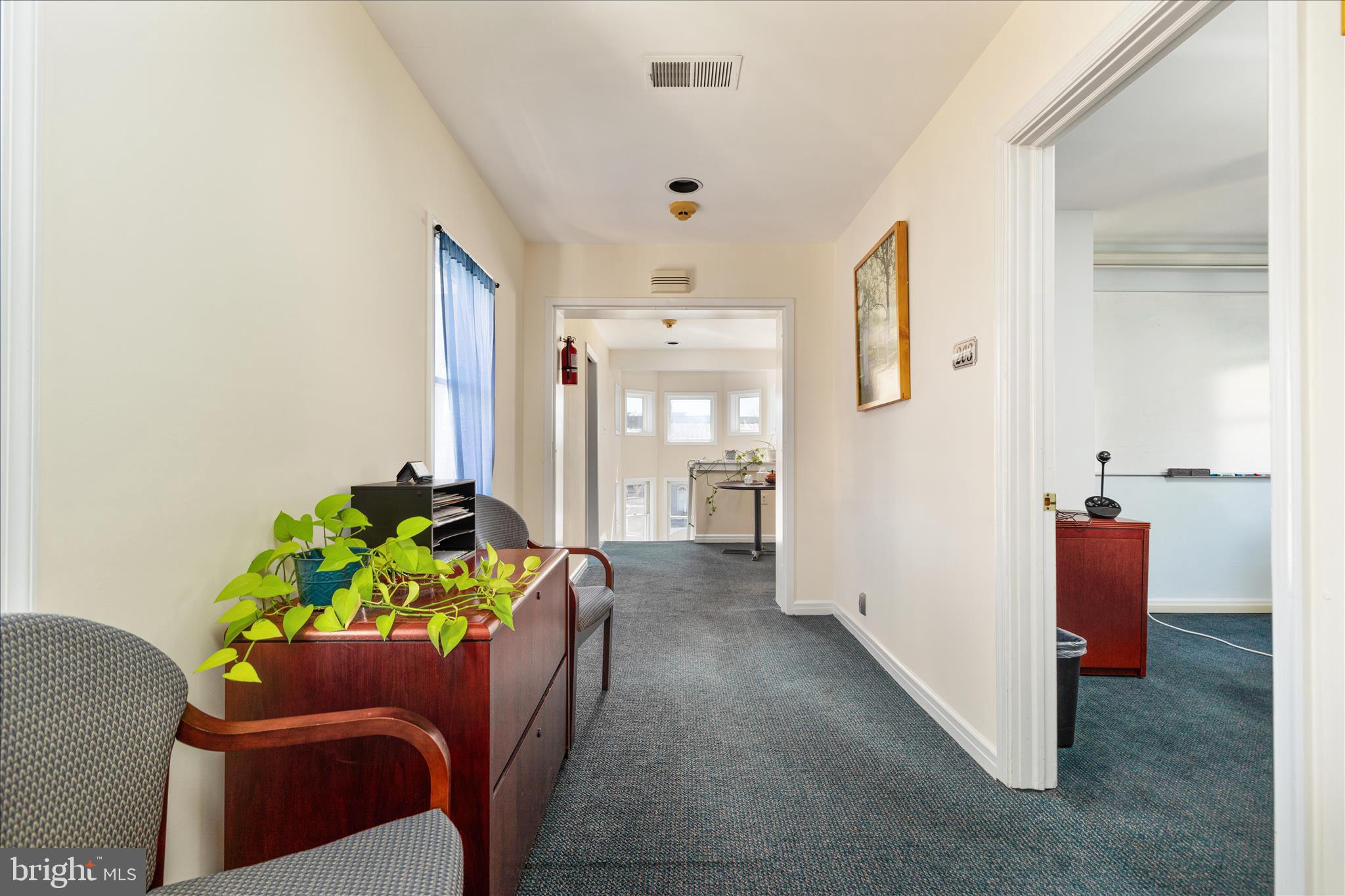 COLONIAL SQUARE - Commercial Sale