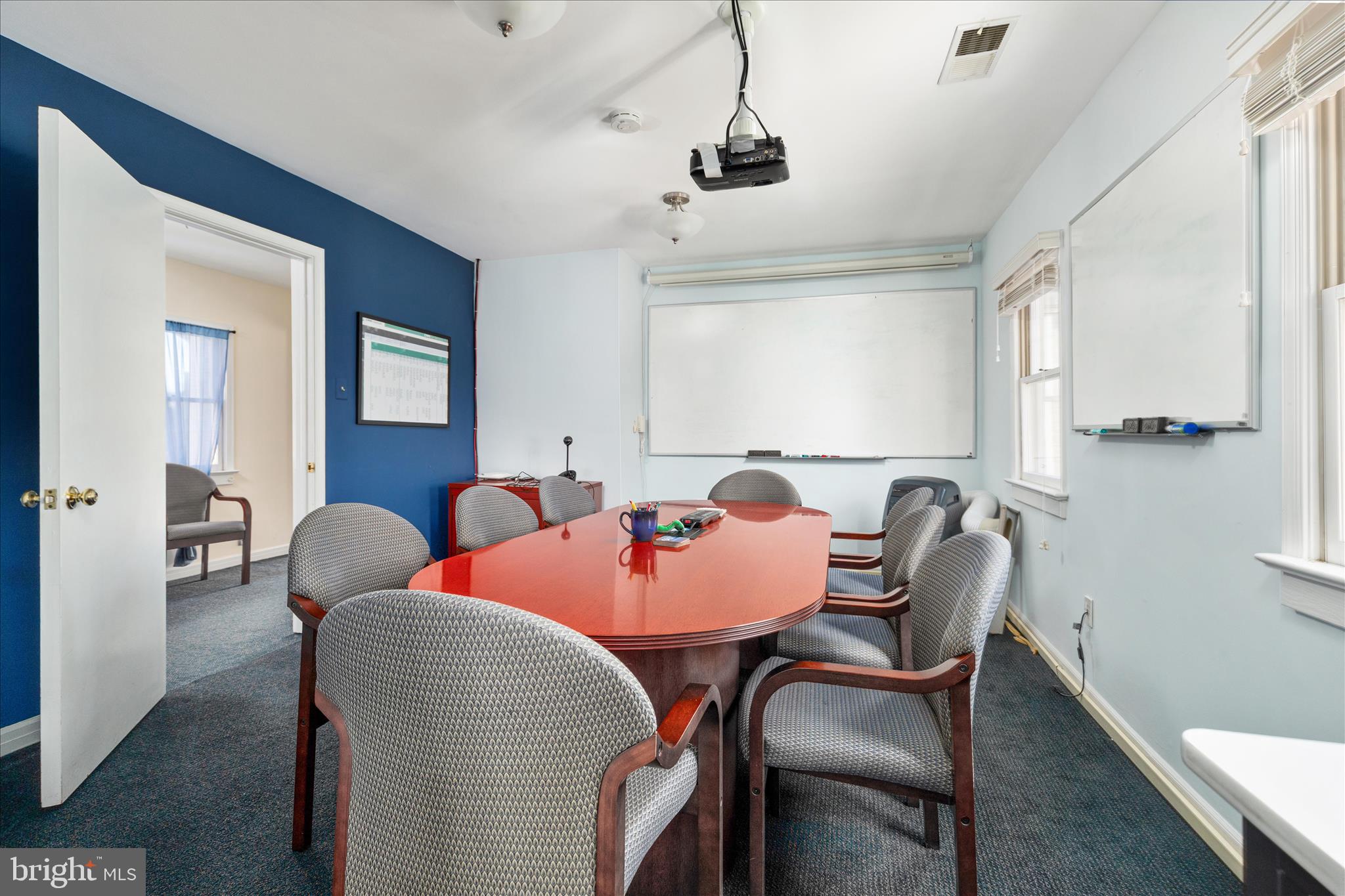 COLONIAL SQUARE - Commercial Sale