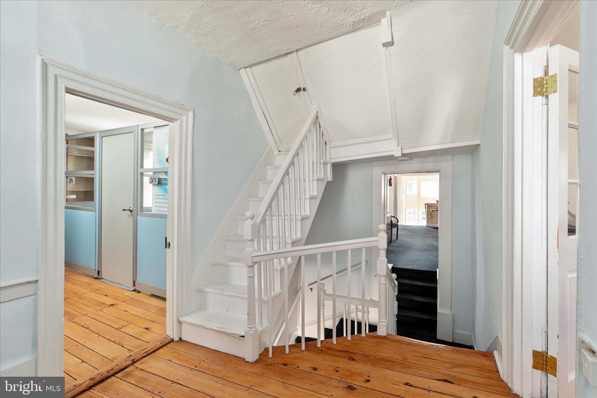 COLONIAL SQUARE - Commercial Sale