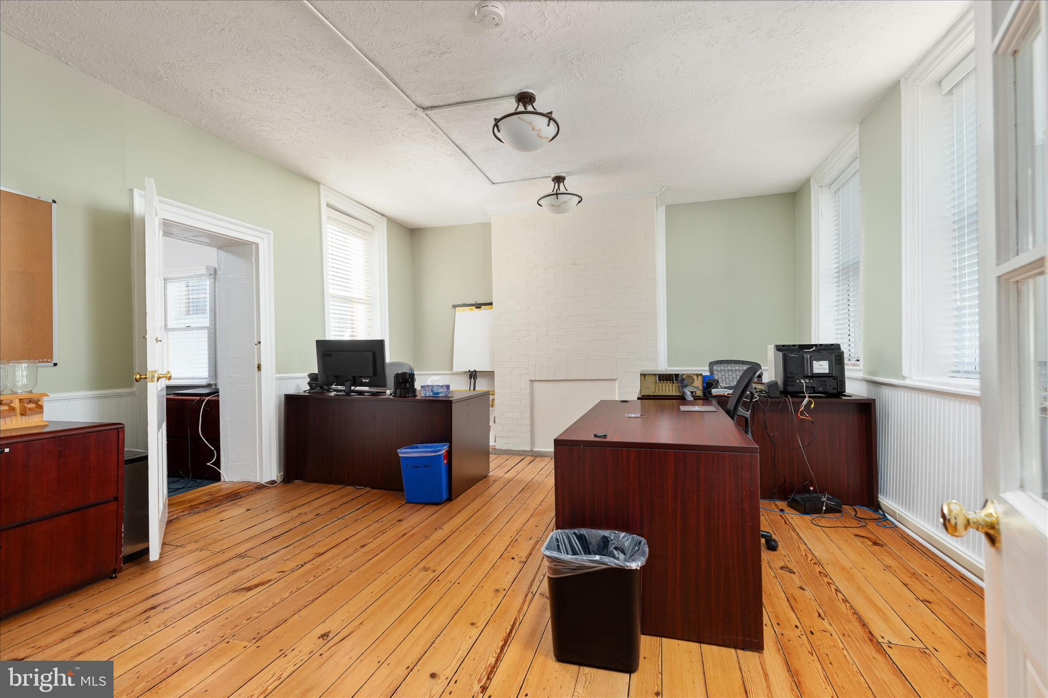 COLONIAL SQUARE - Commercial Sale