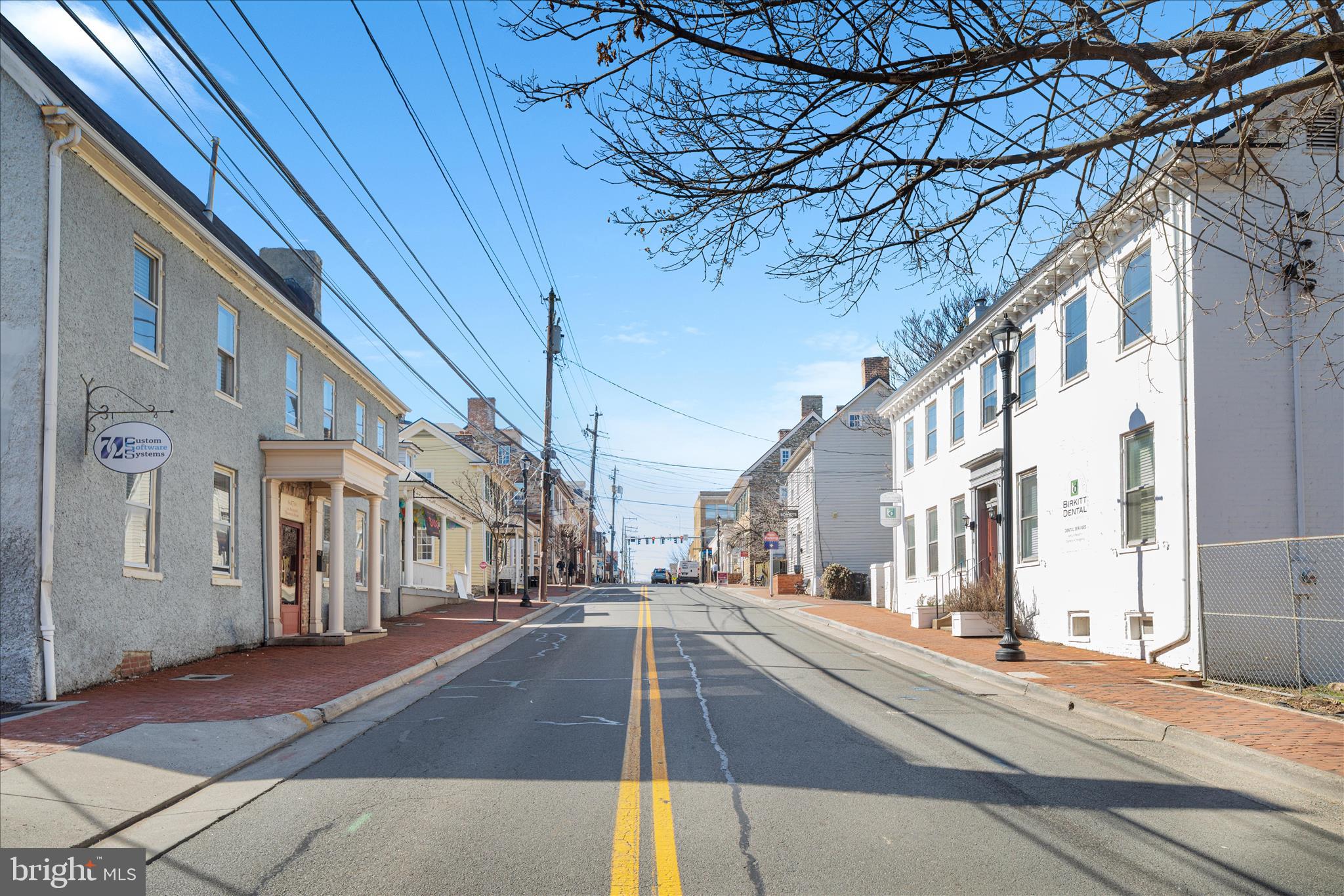 COLONIAL SQUARE - Commercial Sale