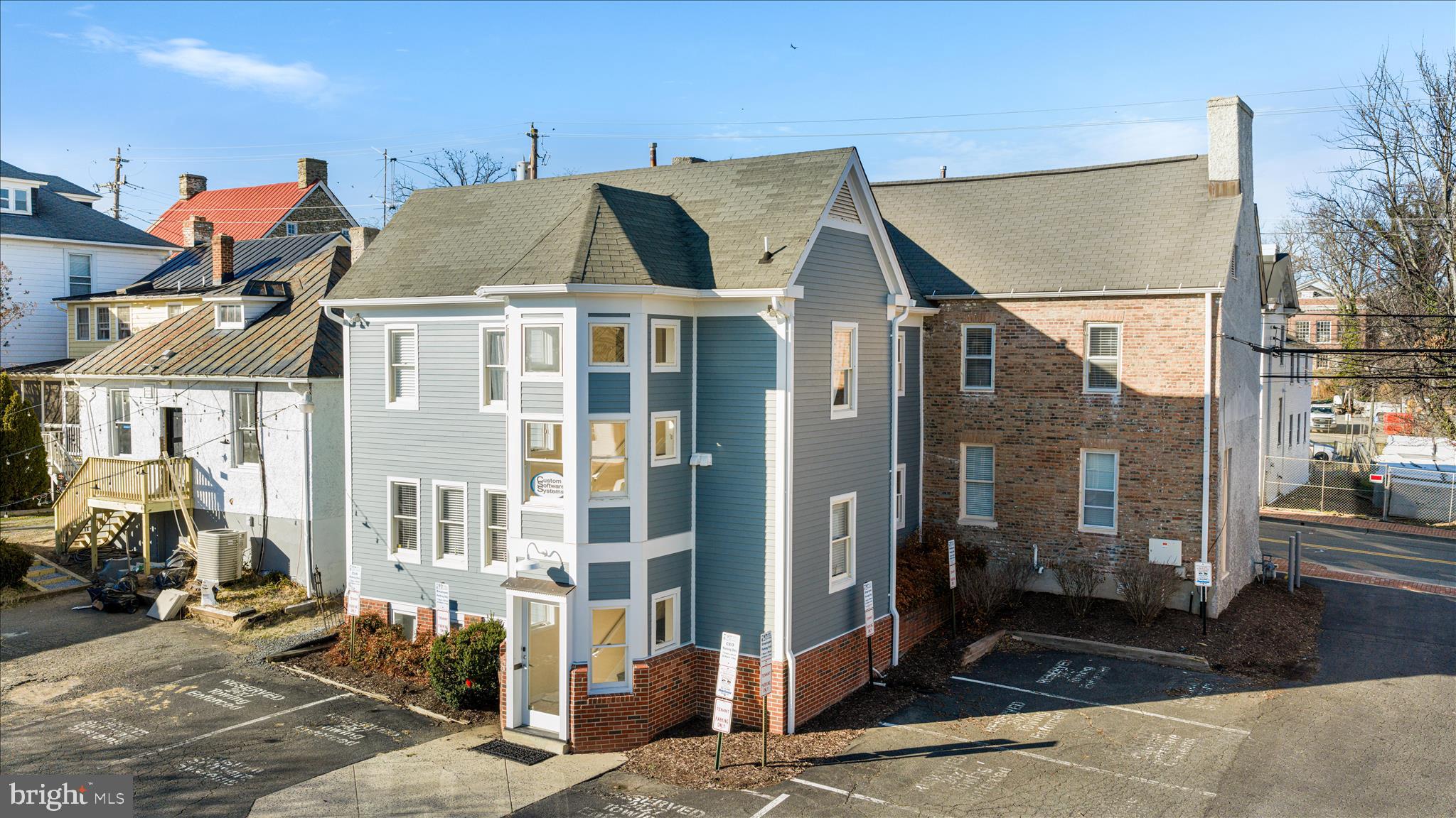 COLONIAL SQUARE - Commercial Sale