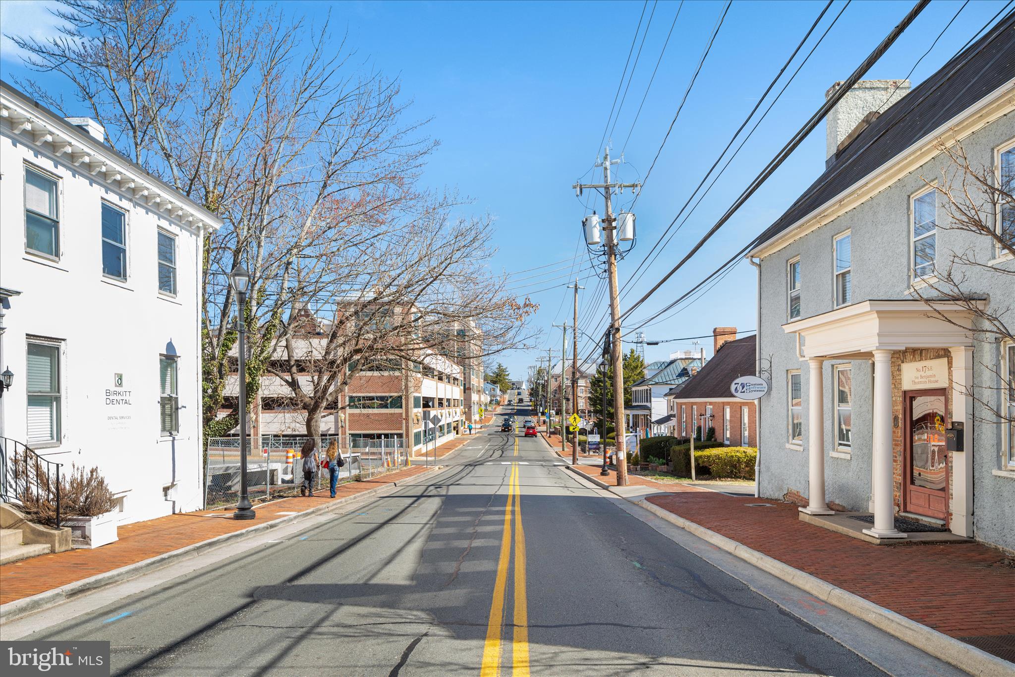 COLONIAL SQUARE - Commercial Sale