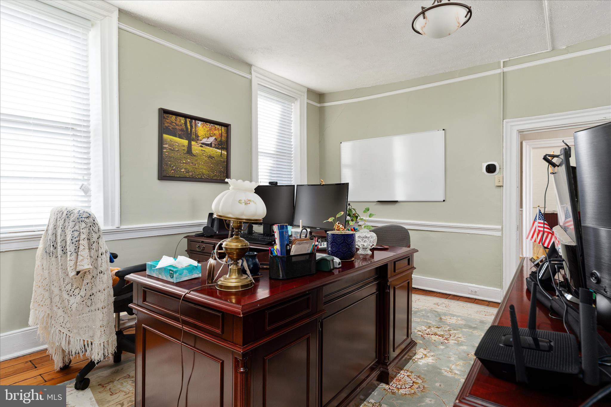 COLONIAL SQUARE - Commercial Sale