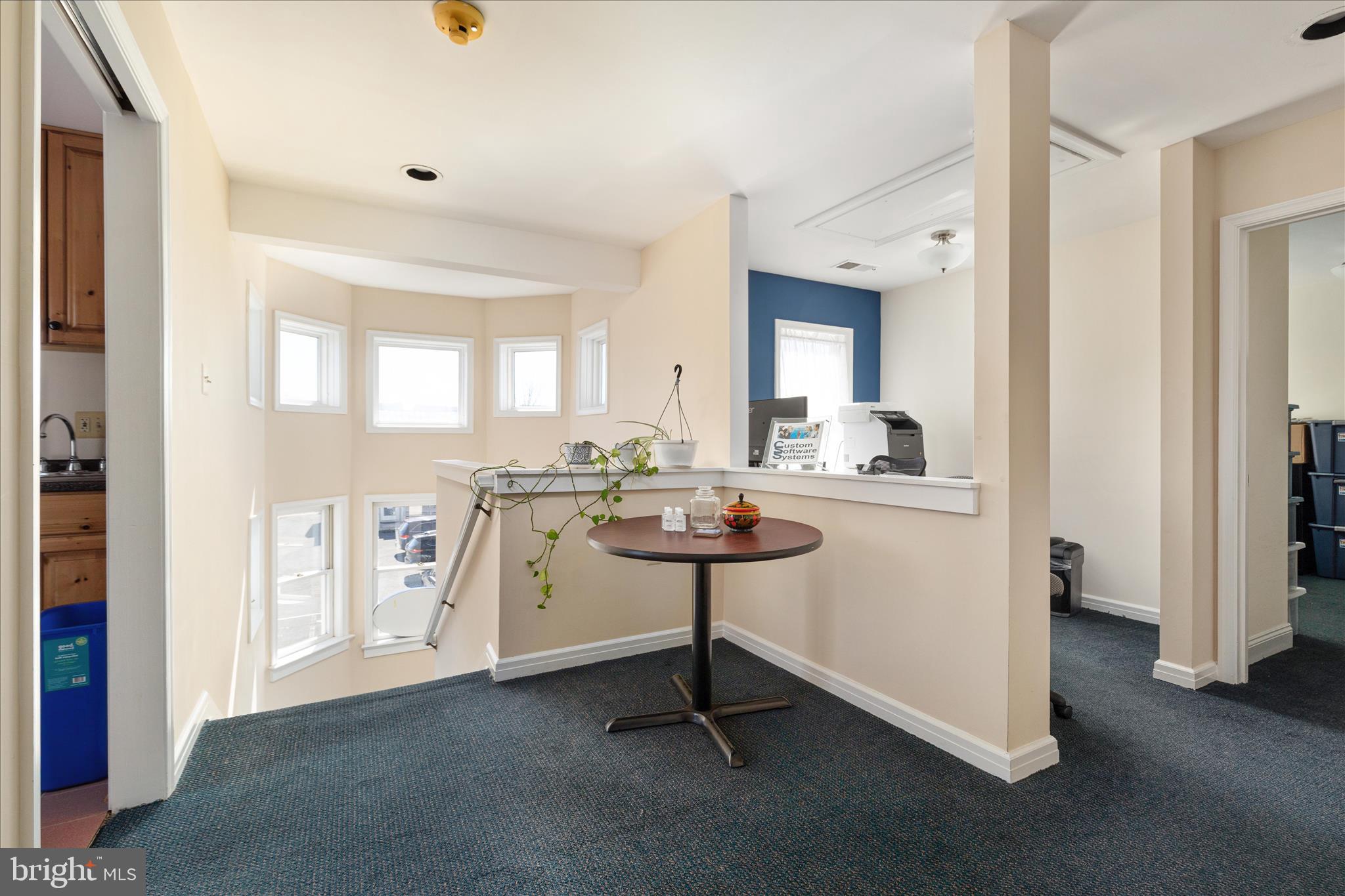 COLONIAL SQUARE - Commercial Sale