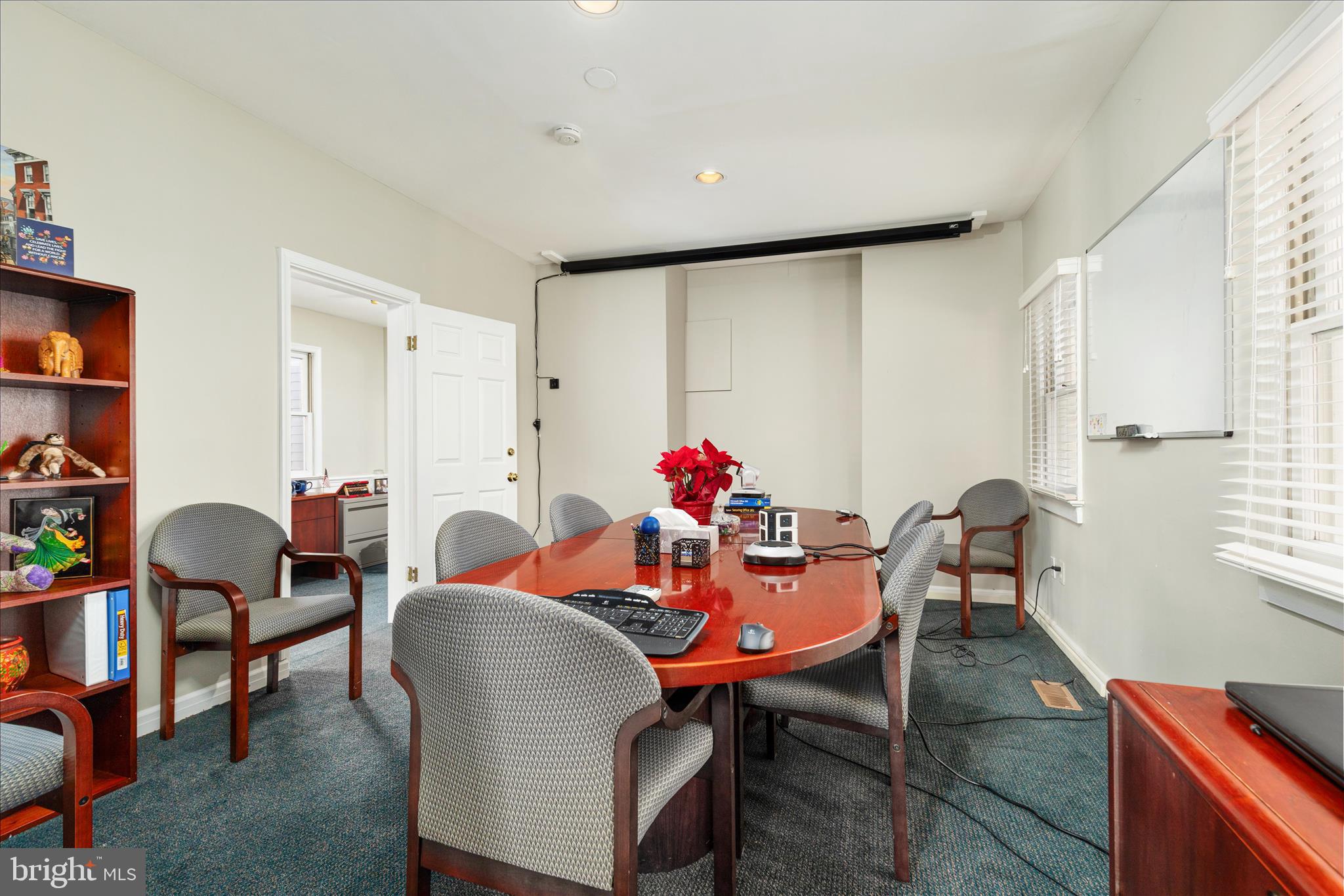 COLONIAL SQUARE - Commercial Sale