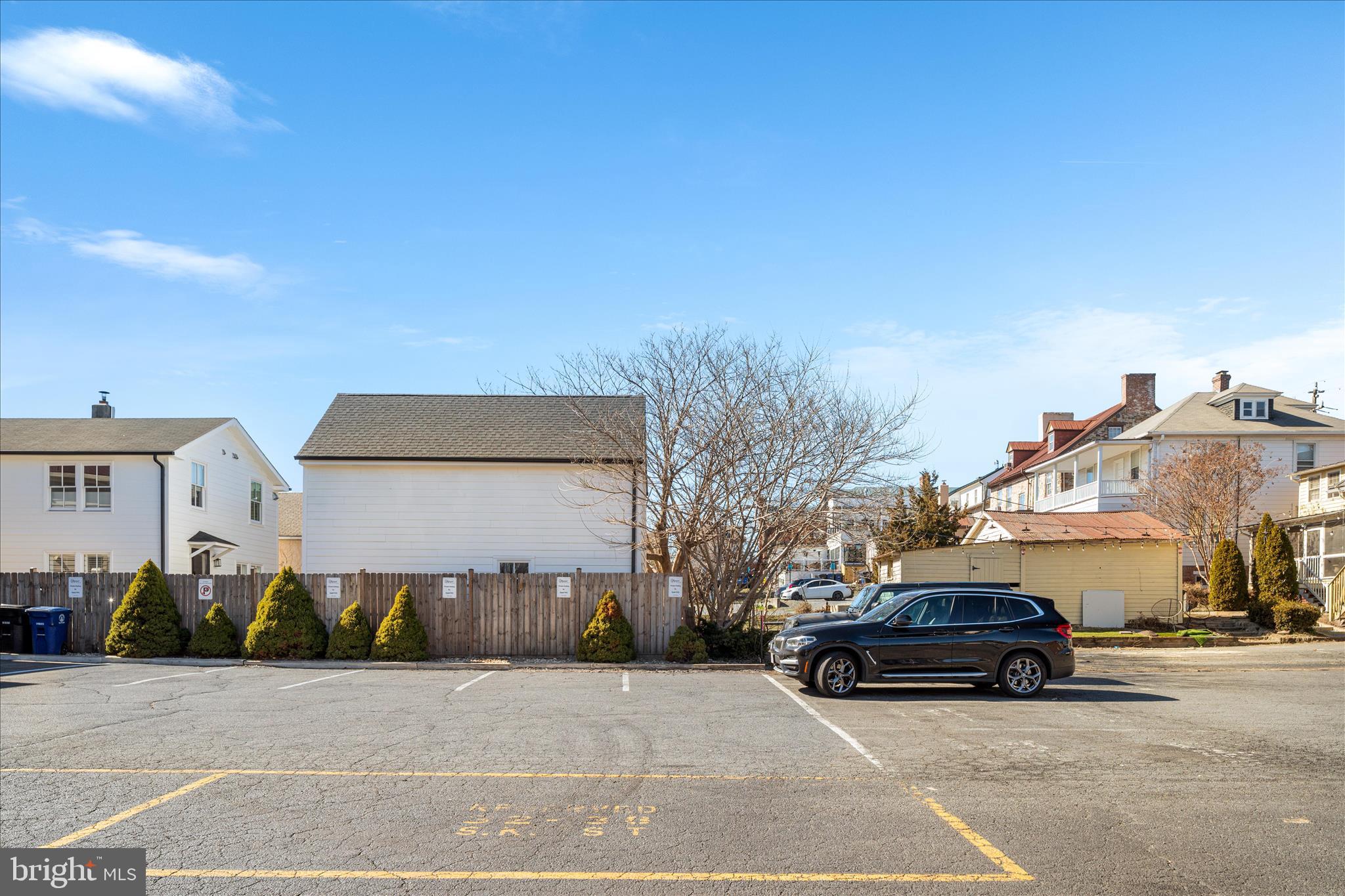 COLONIAL SQUARE - Commercial Sale