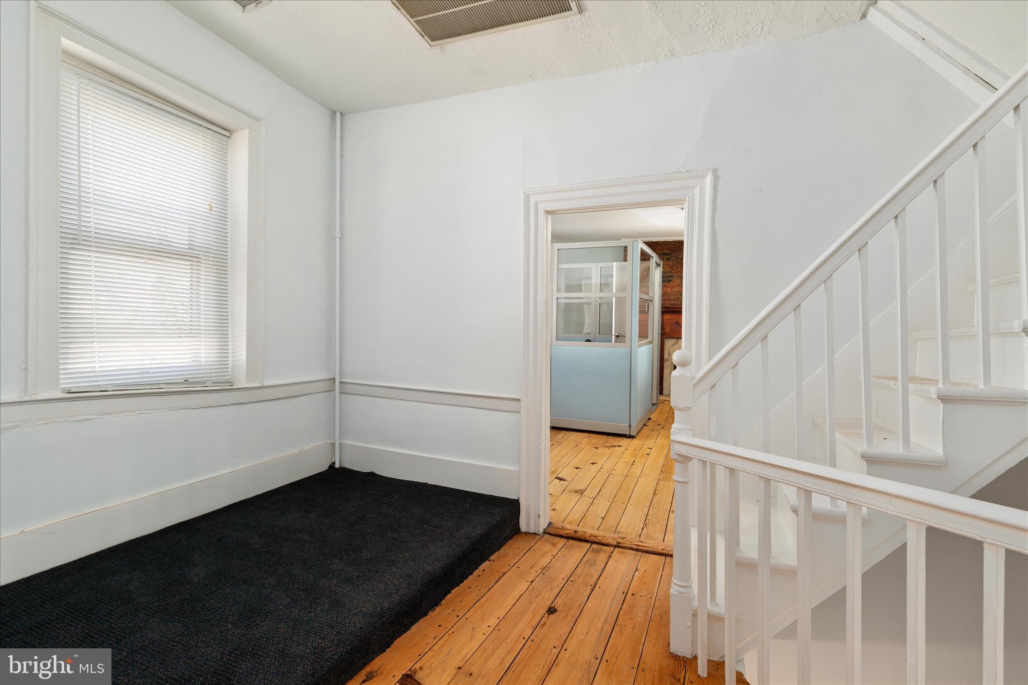 COLONIAL SQUARE - Commercial Sale