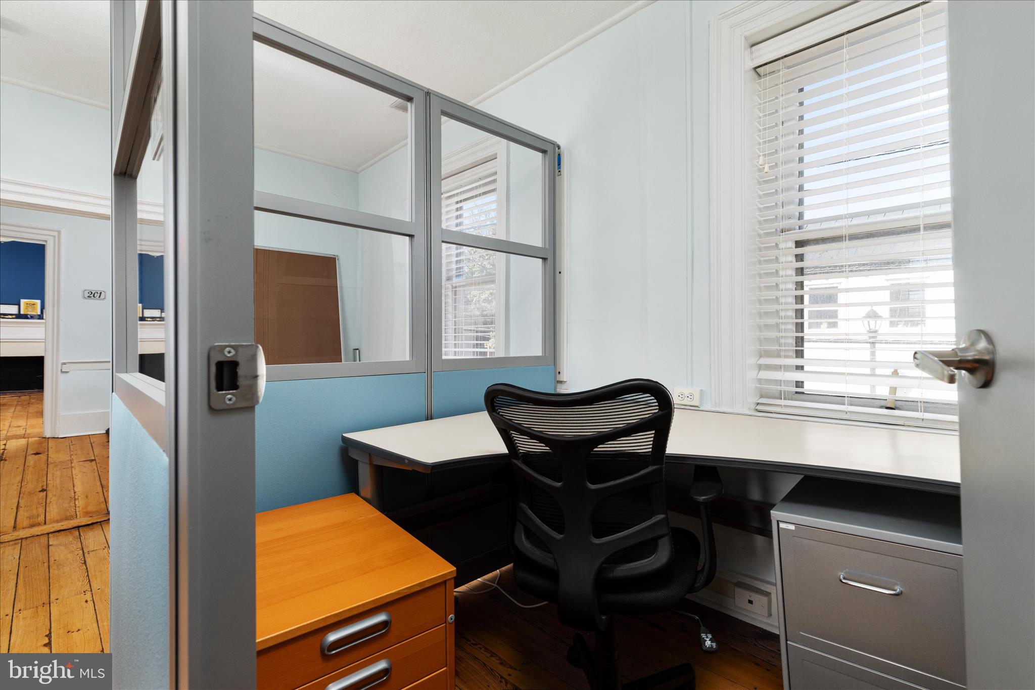 COLONIAL SQUARE - Commercial Sale