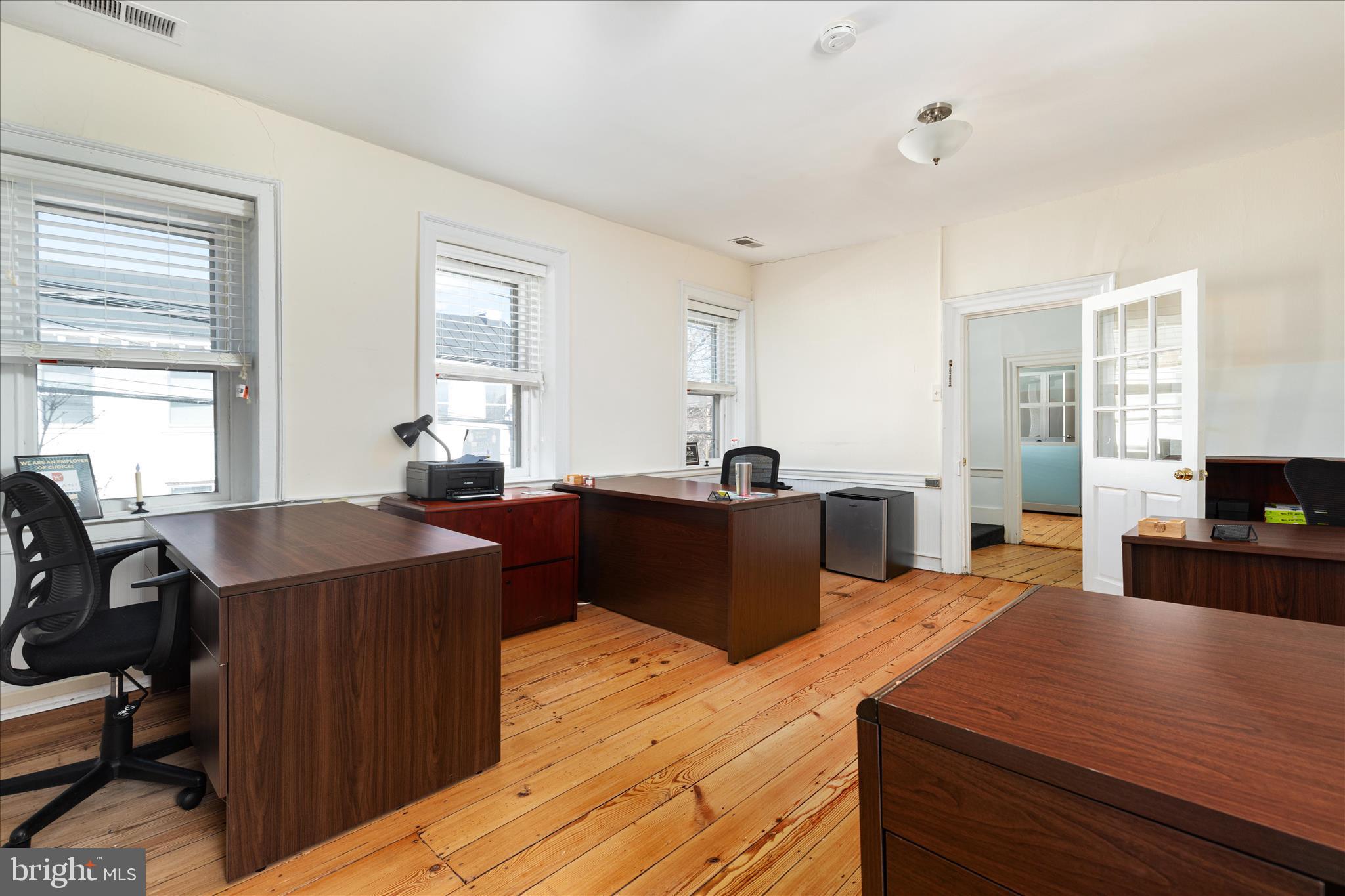 COLONIAL SQUARE - Commercial Sale