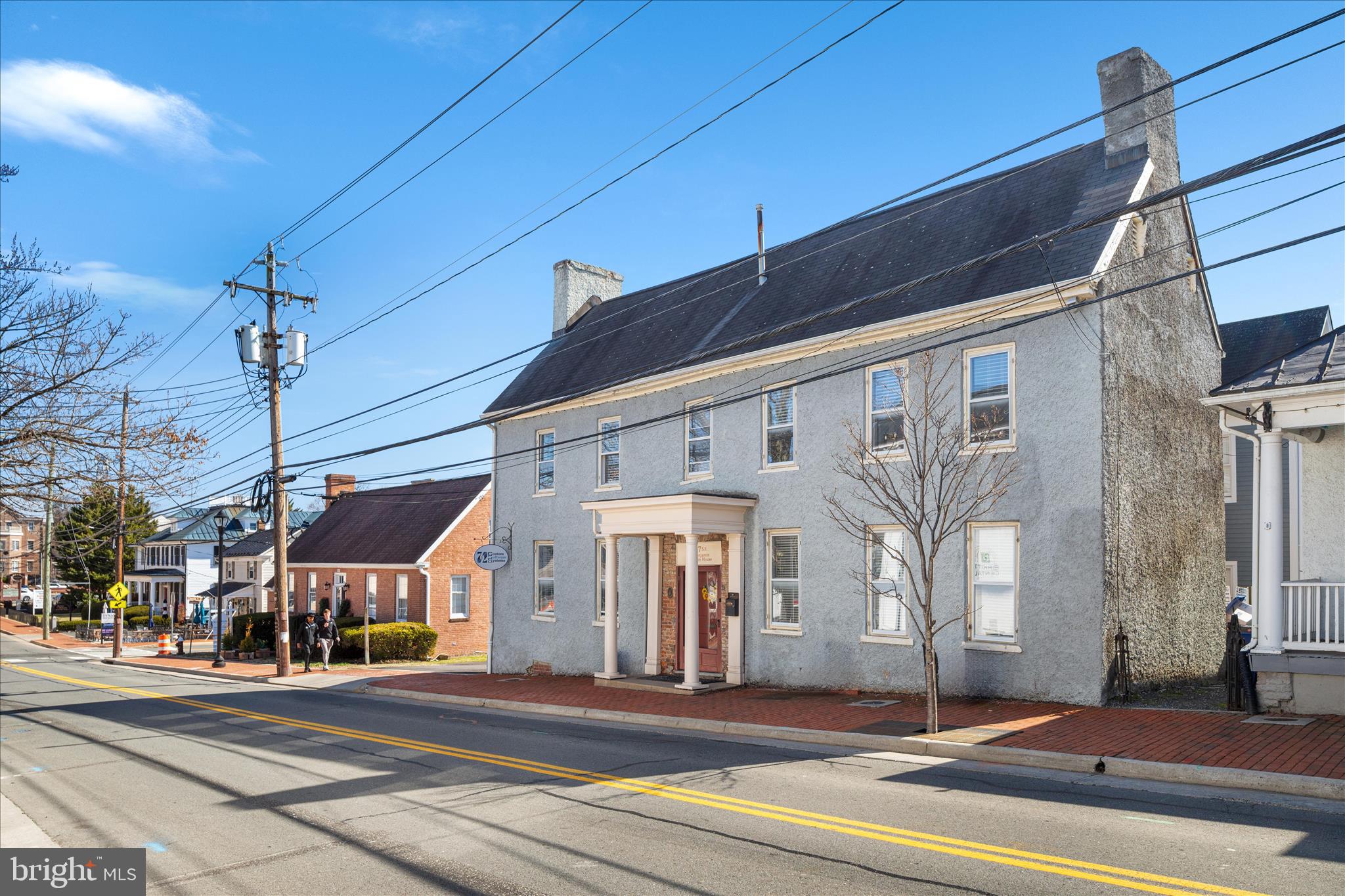 COLONIAL SQUARE - Commercial Sale