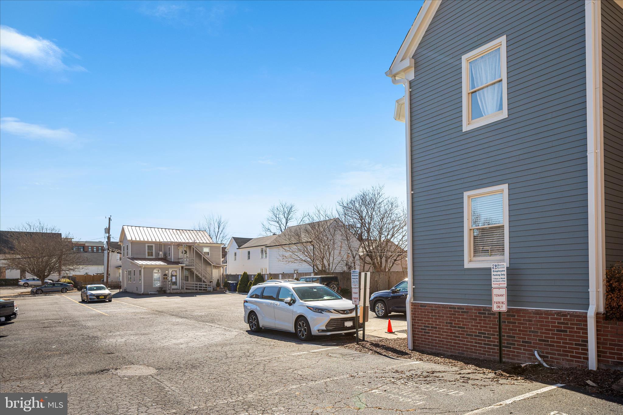 COLONIAL SQUARE - Commercial Sale