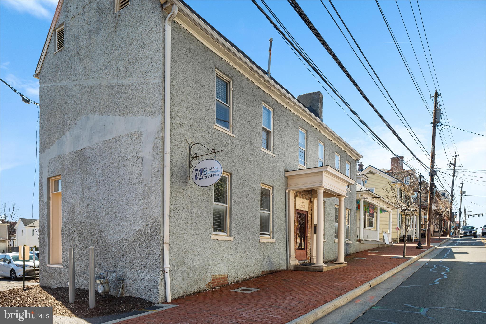COLONIAL SQUARE - Commercial Sale