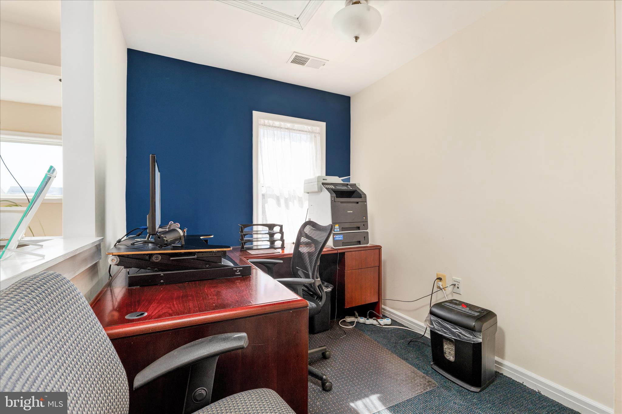 COLONIAL SQUARE - Commercial Sale