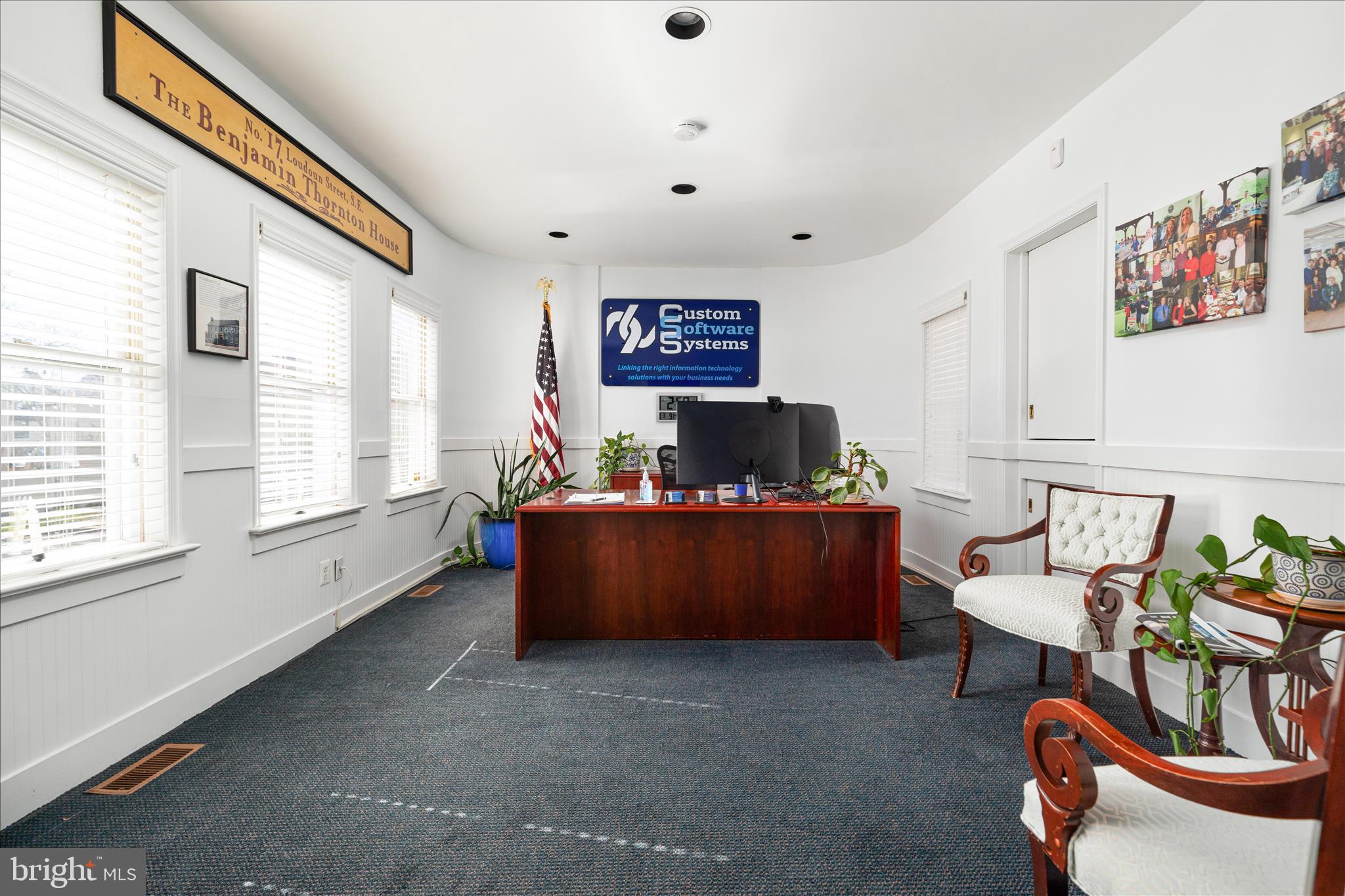 COLONIAL SQUARE - Commercial Sale