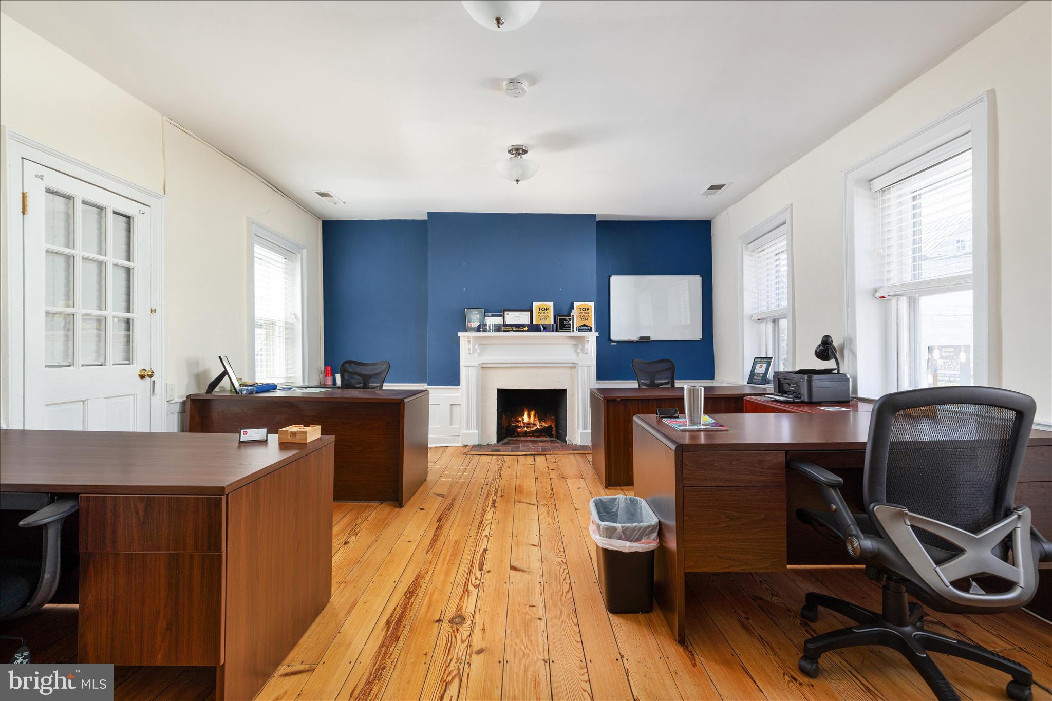 COLONIAL SQUARE - Commercial Sale