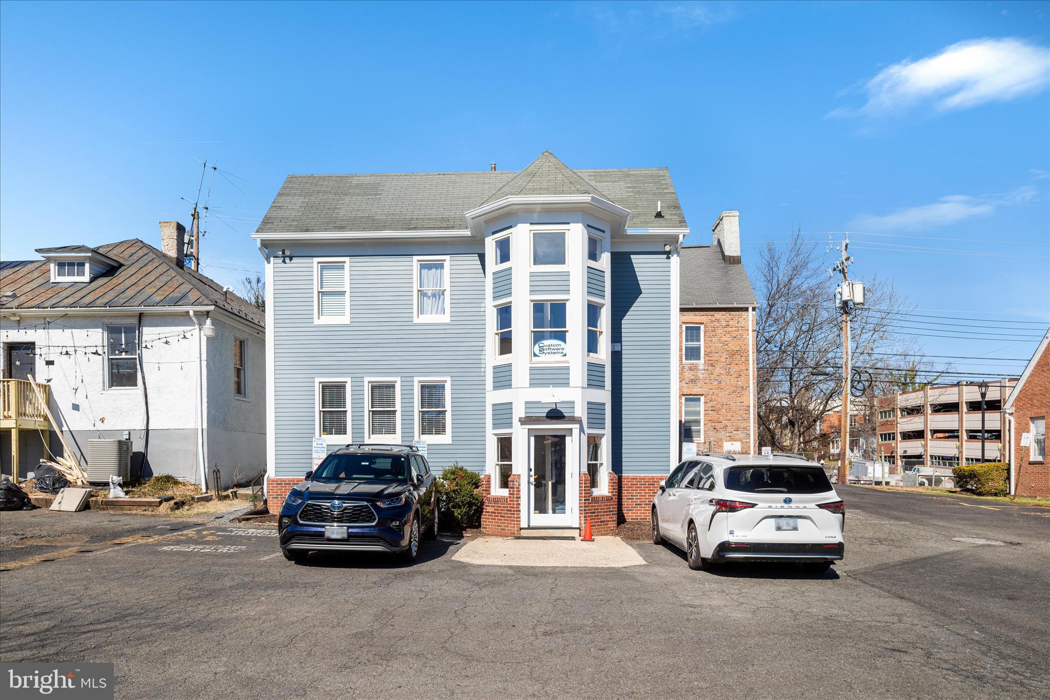 COLONIAL SQUARE - Commercial Sale
