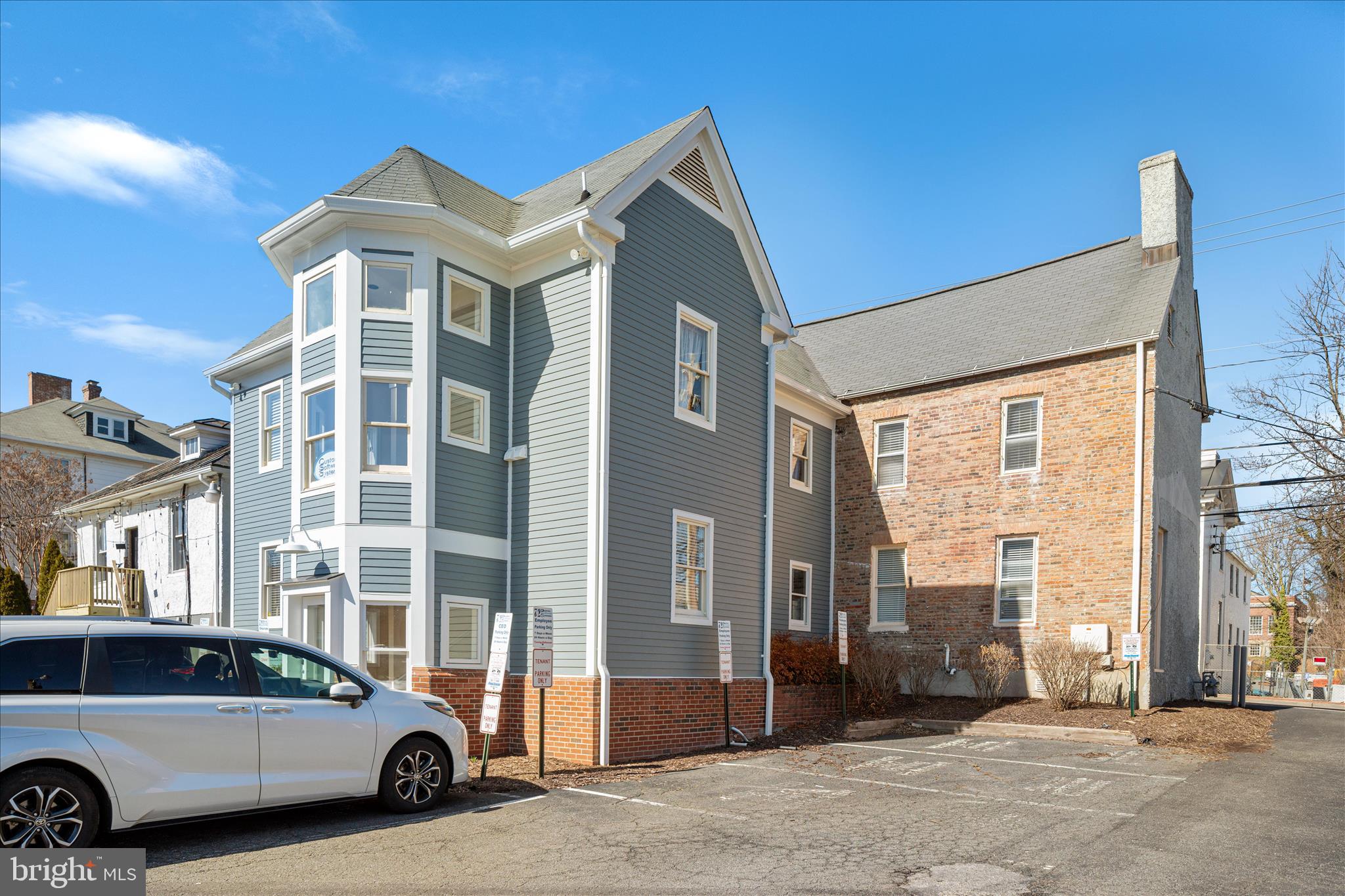 COLONIAL SQUARE - Commercial Sale