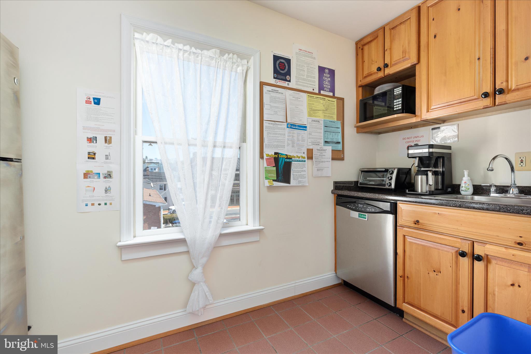 COLONIAL SQUARE - Commercial Sale