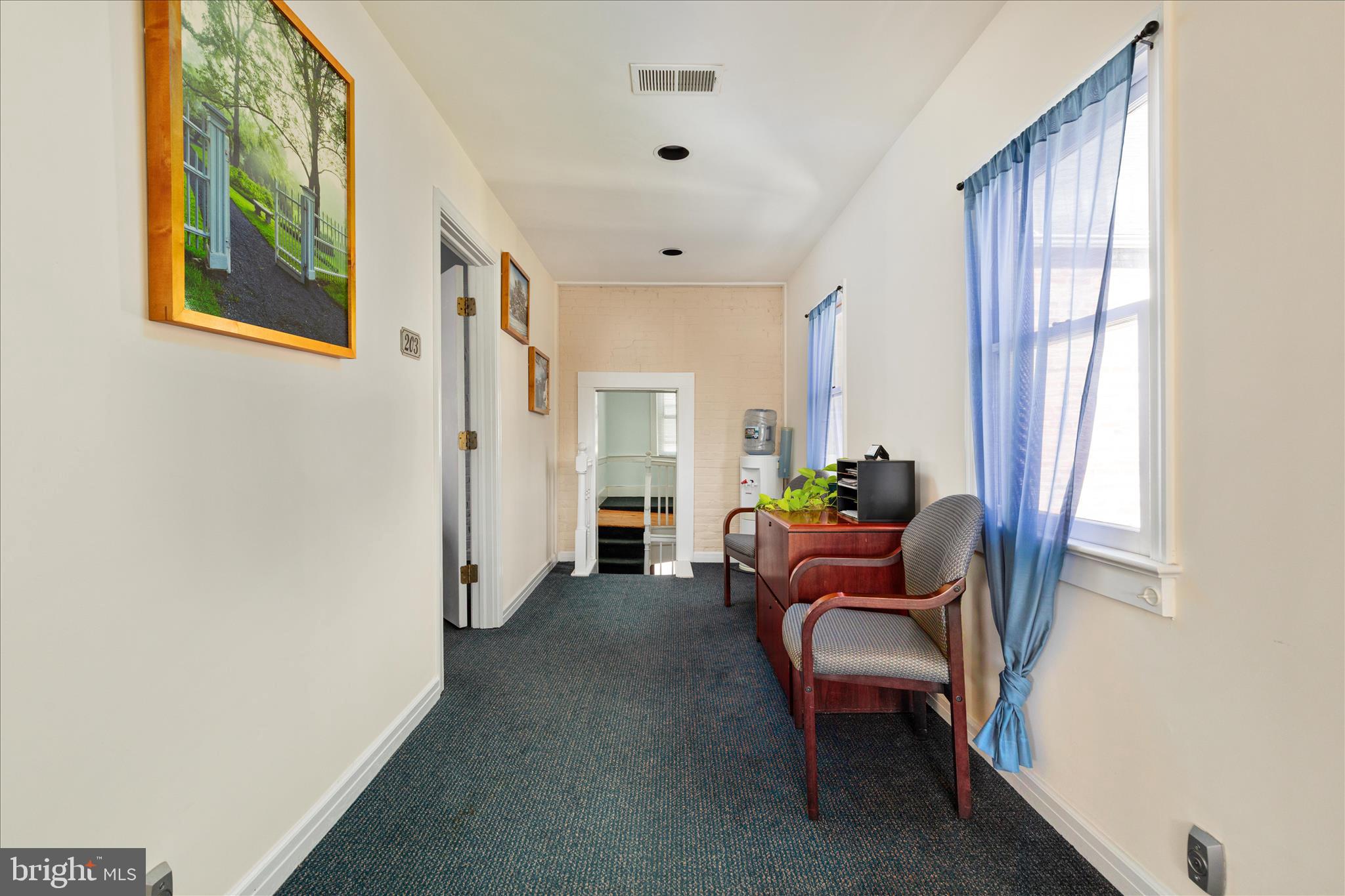 COLONIAL SQUARE - Commercial Sale