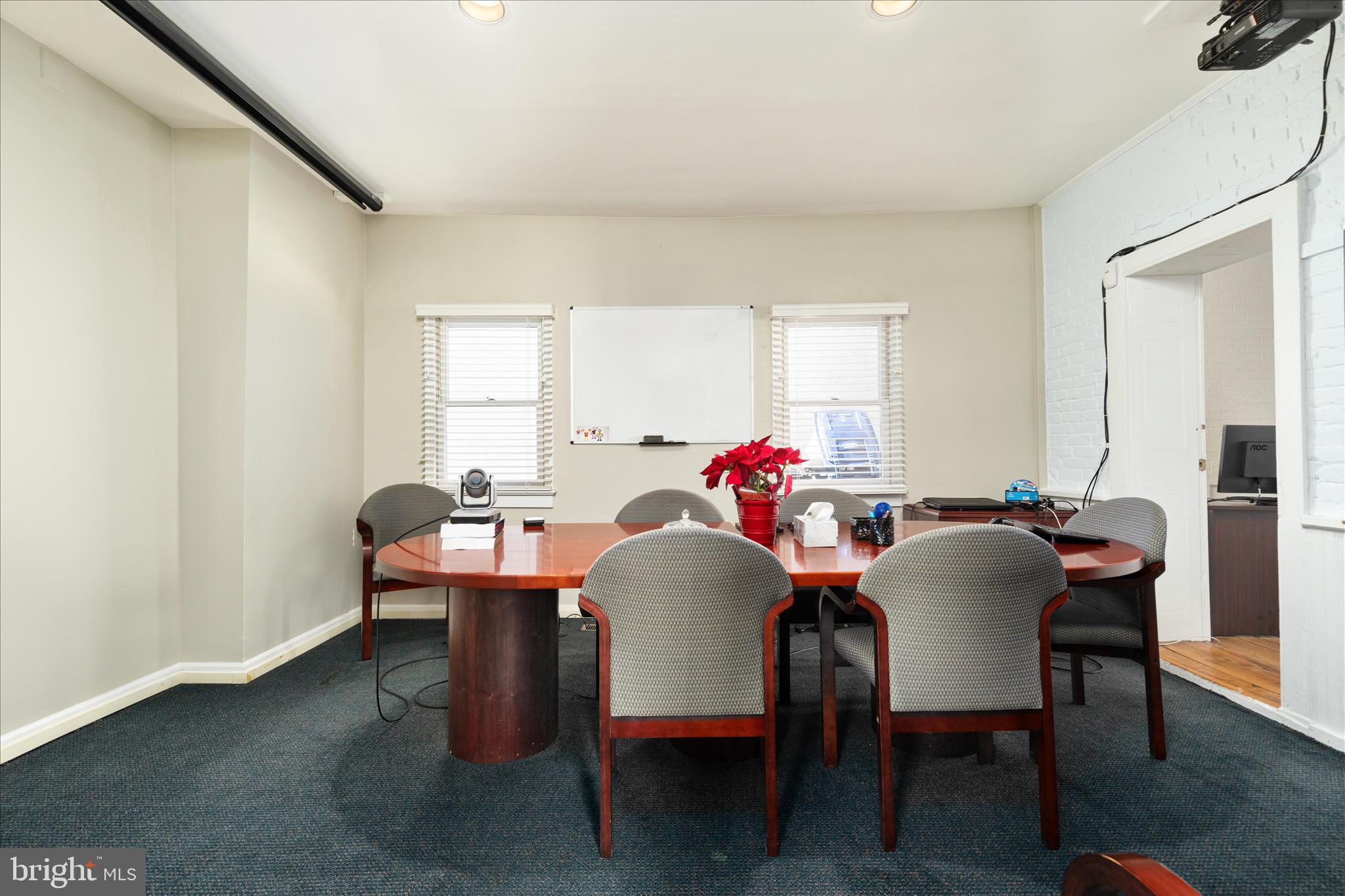 COLONIAL SQUARE - Commercial Sale