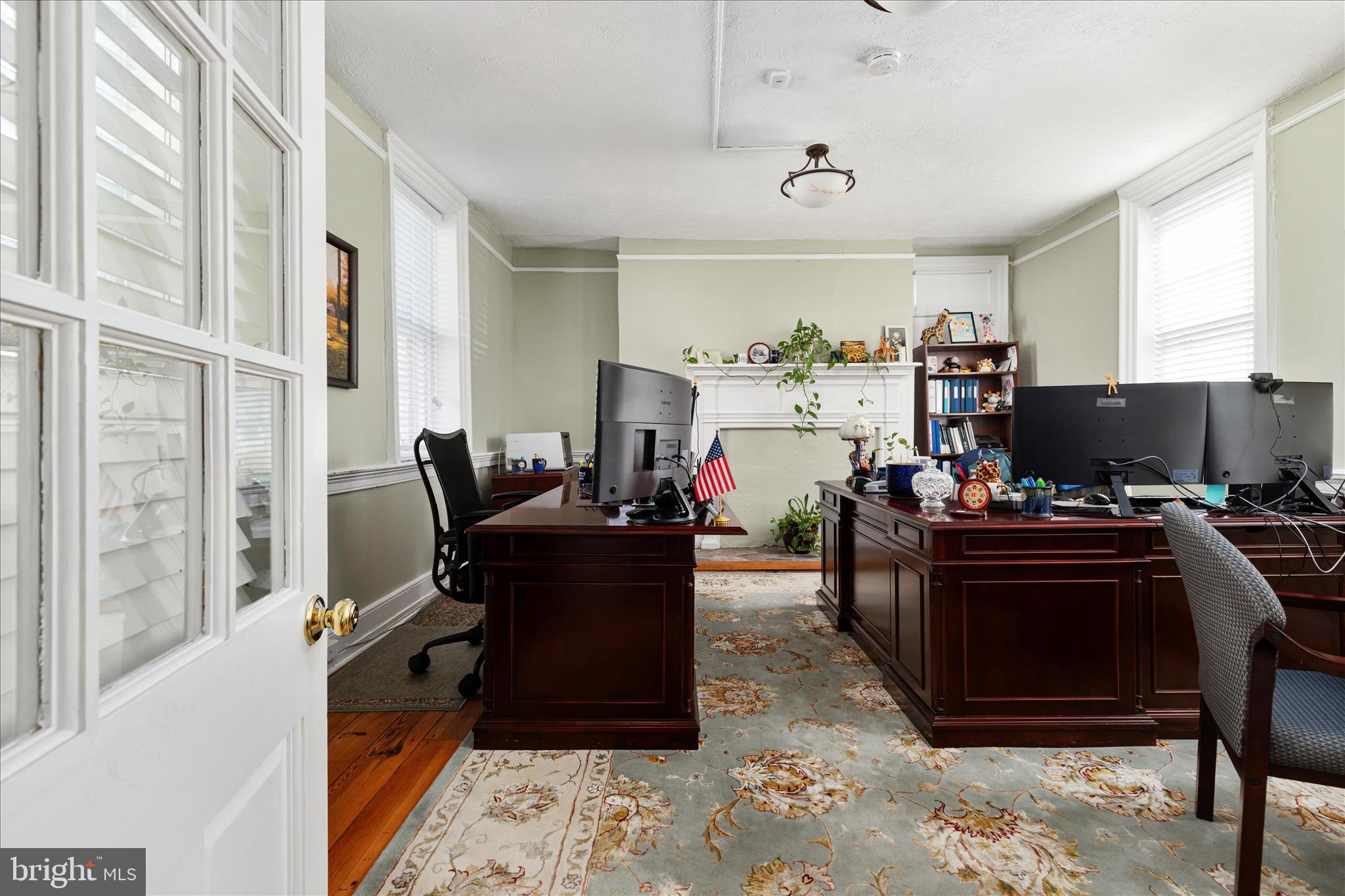 COLONIAL SQUARE - Commercial Sale
