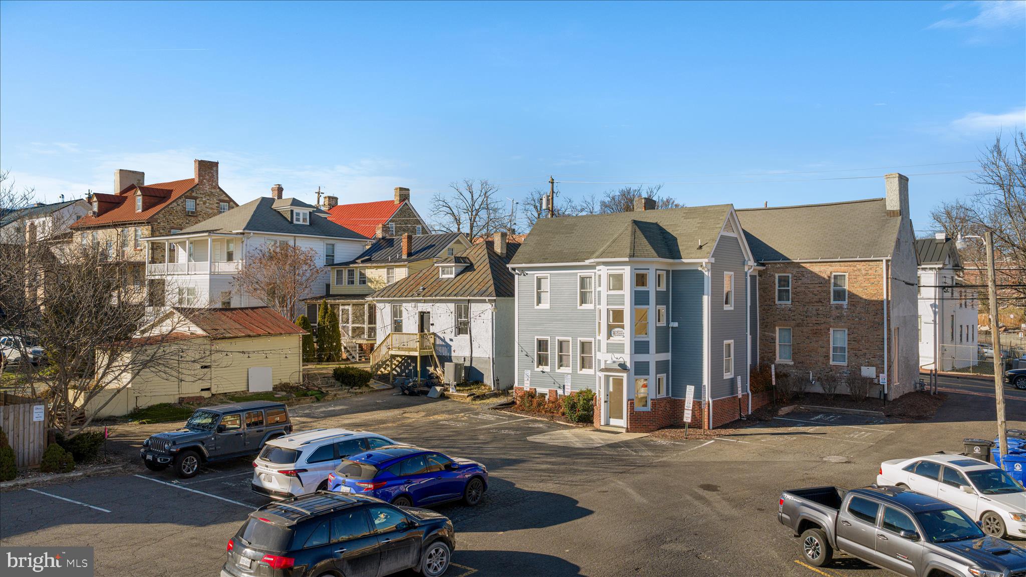COLONIAL SQUARE - Commercial Sale