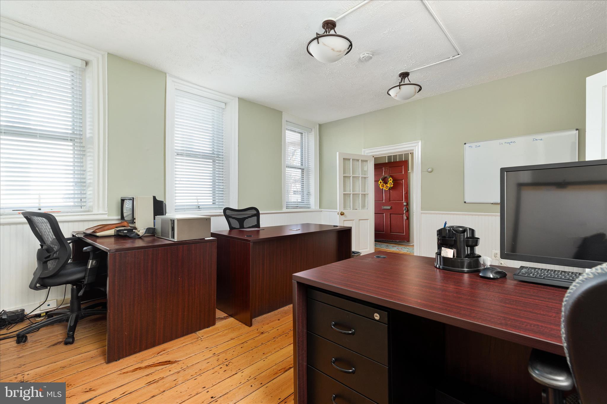 COLONIAL SQUARE - Commercial Sale