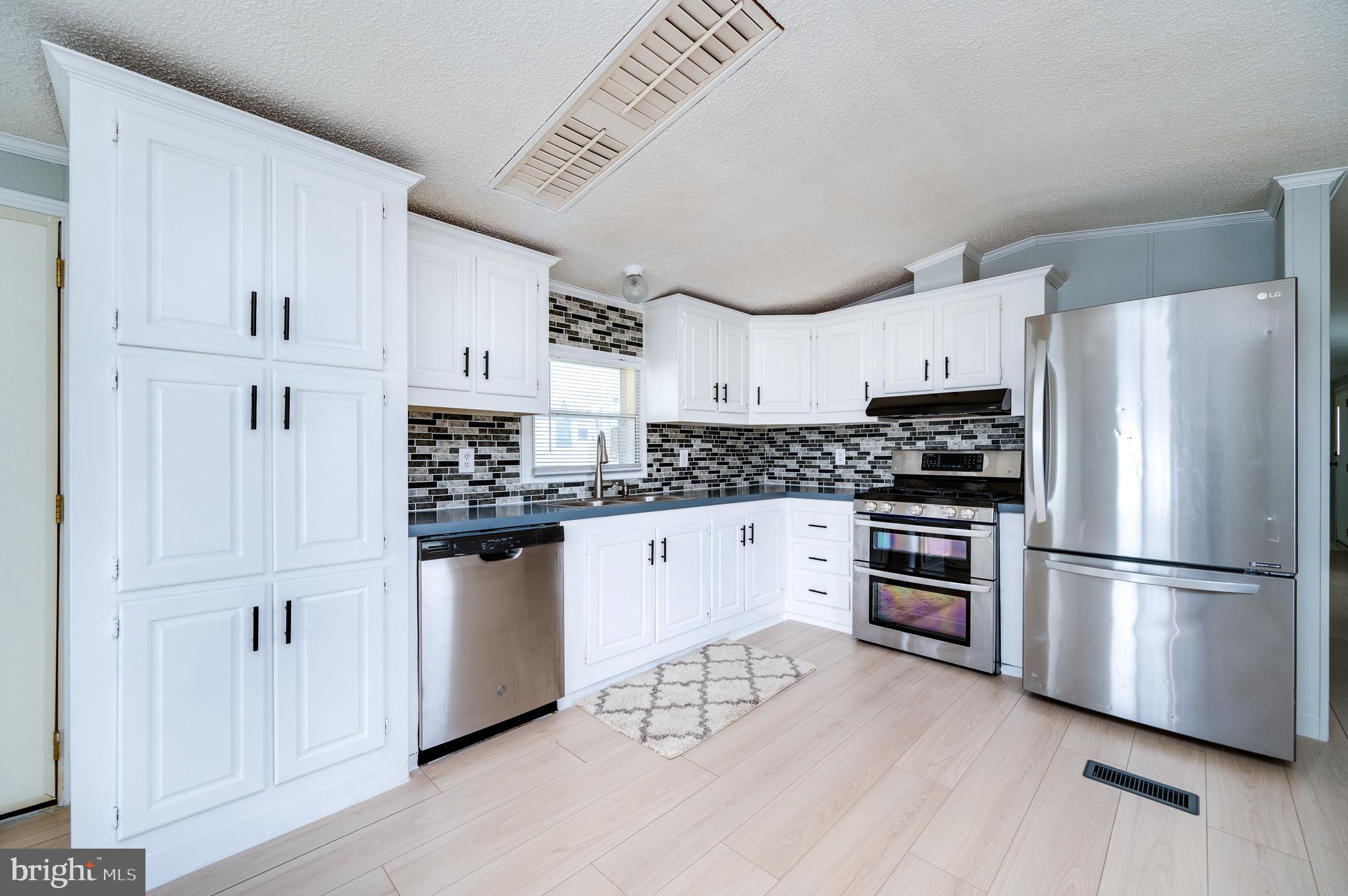 LAUREL COMMONS - Residential