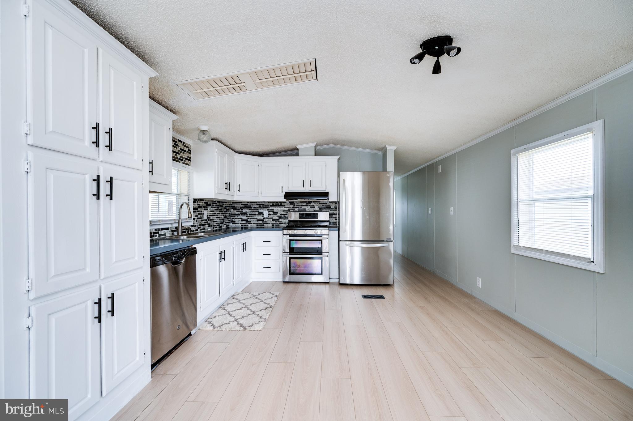 LAUREL COMMONS - Residential