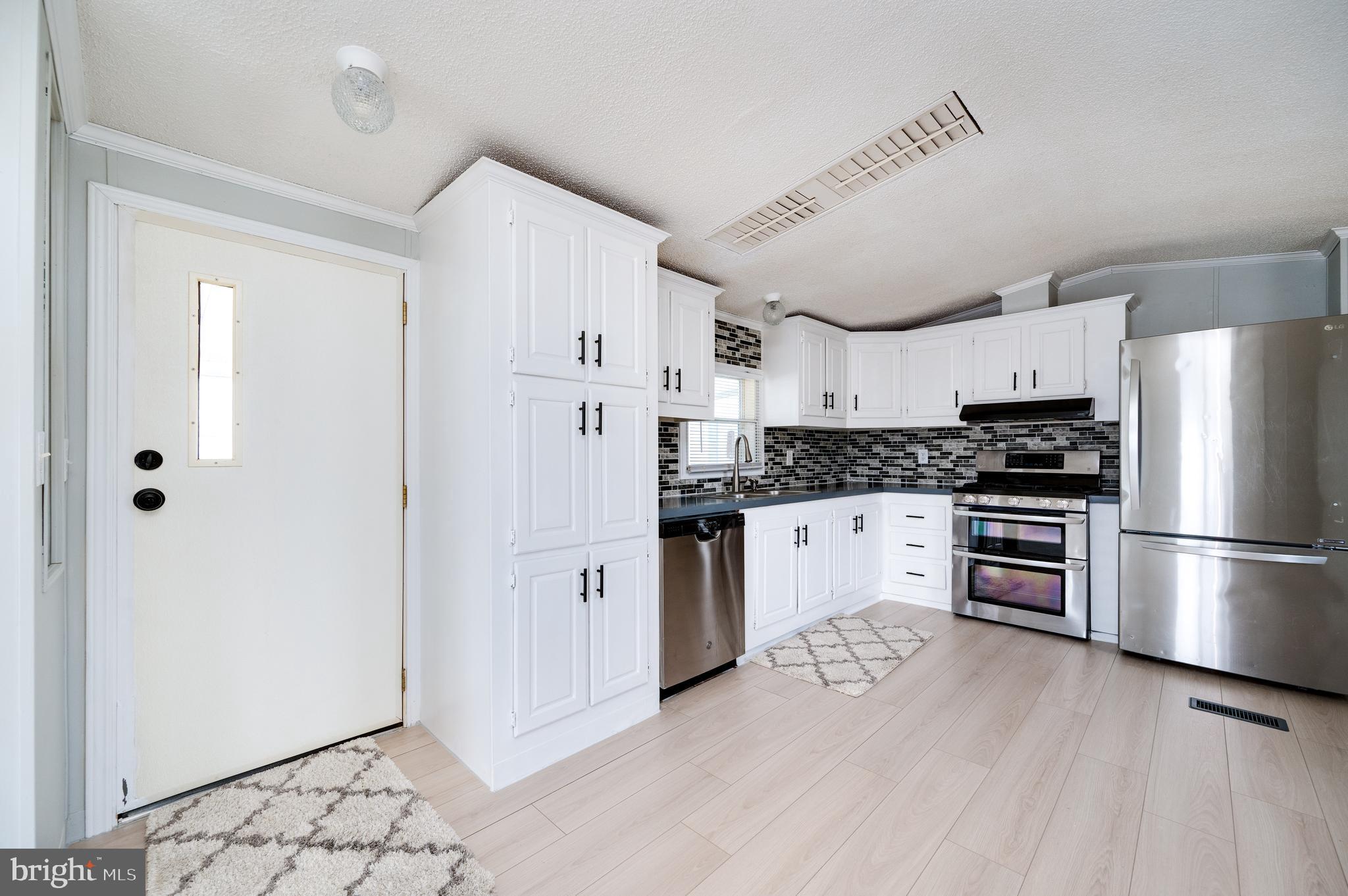 LAUREL COMMONS - Residential