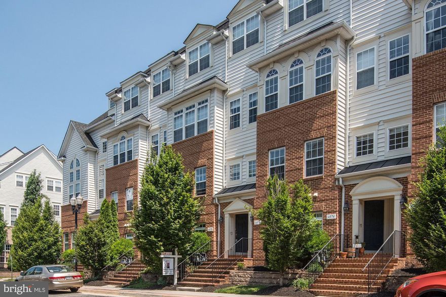 Great 3 Bedroom 2.5 baths unit on 2 levels with 1 car garage. Open floor plan and high ceilings, balcony, spacious rooms, kitchen with stainless steel appliances and granite countertops.  Convenient to major commuting routes and shopping.