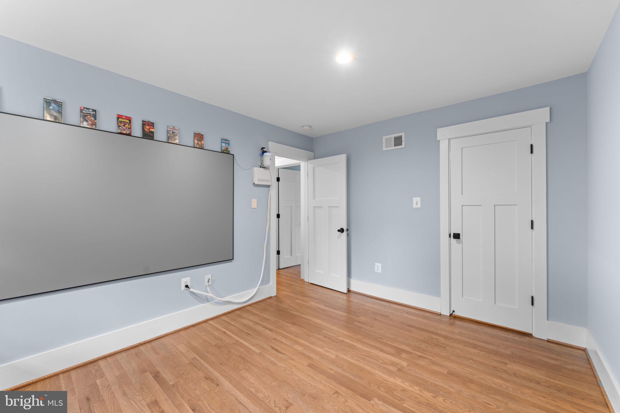 WILLIAMSBURG VILLAGE - Residential