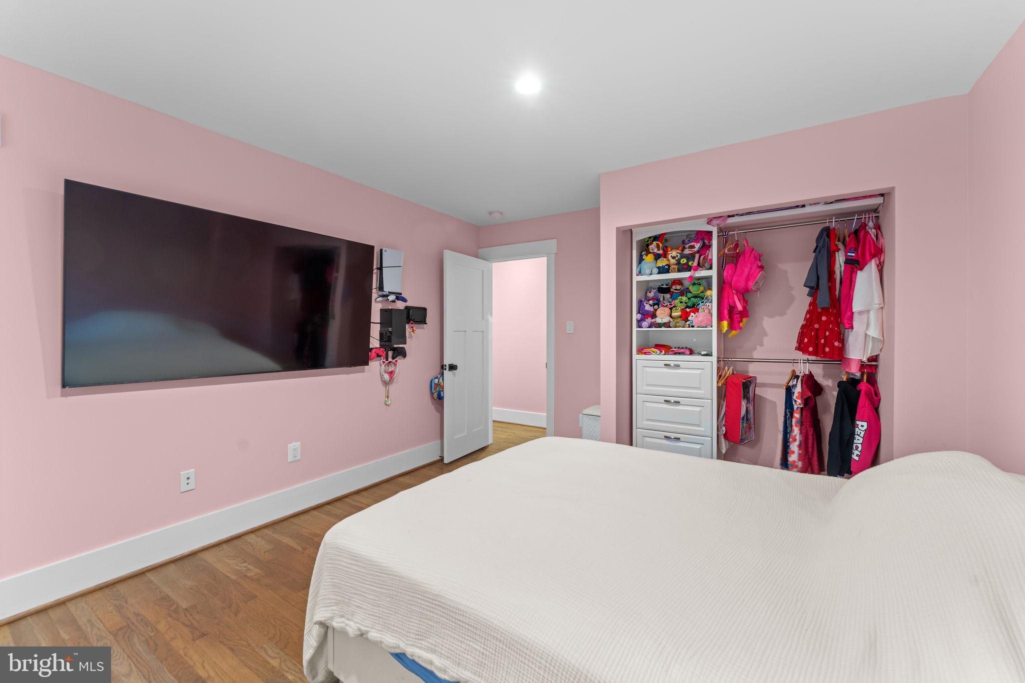 WILLIAMSBURG VILLAGE - Residential
