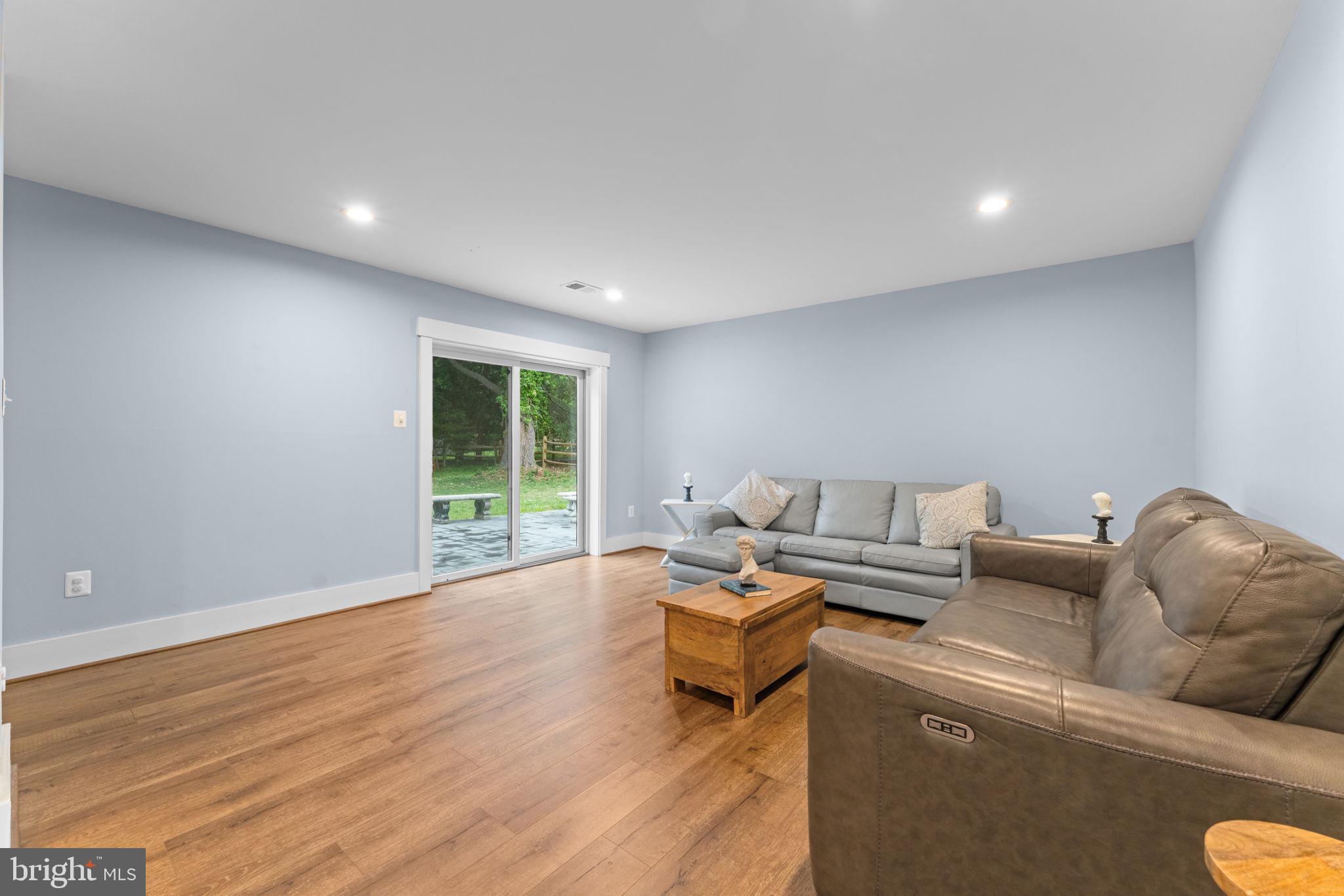 WILLIAMSBURG VILLAGE - Residential