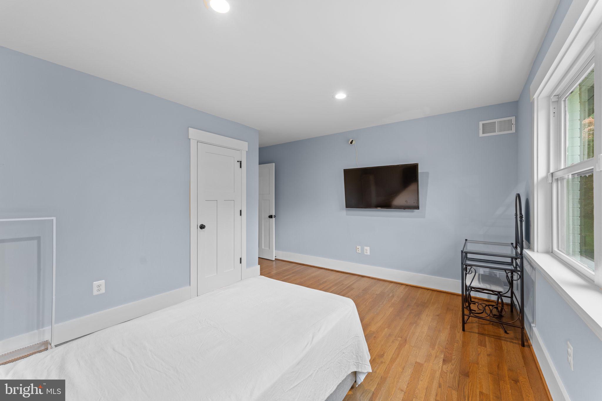 WILLIAMSBURG VILLAGE - Residential